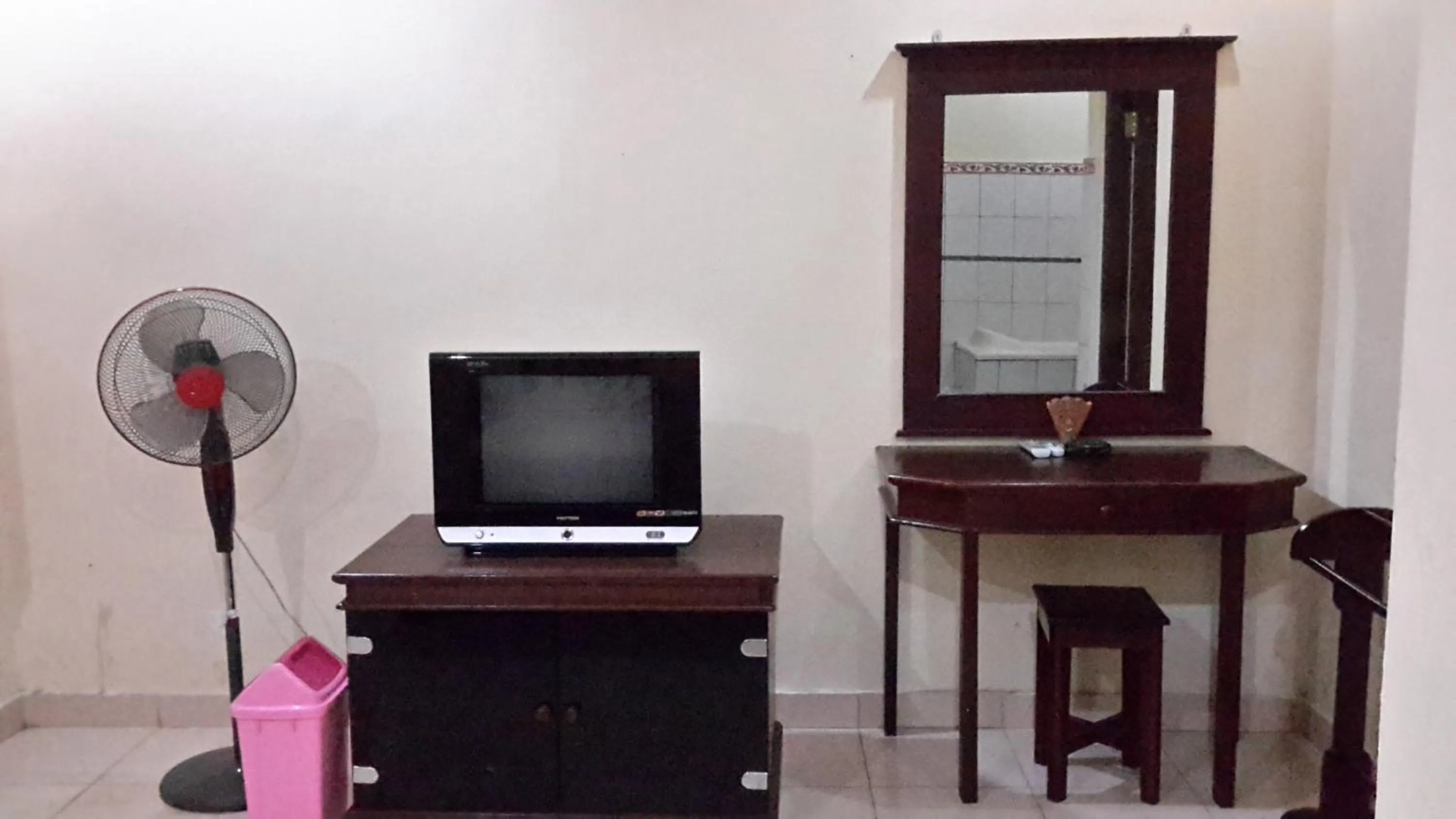 TV and multimedia in Hotel Mawar Sari Mitra RedDoorz