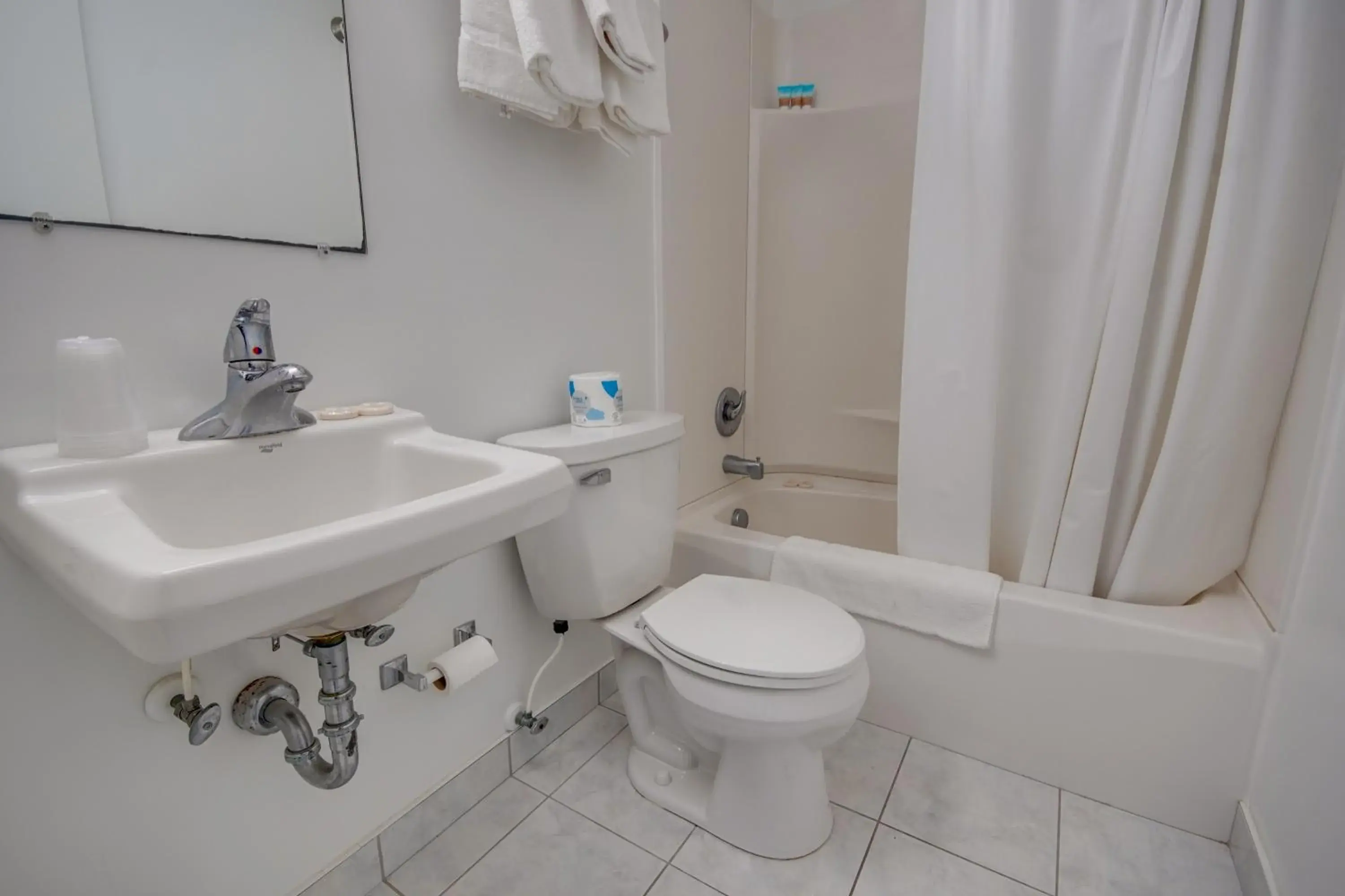 Deluxe Room (2 Adults + 1 Child) in Empress Motel Deluxe Room (2 Adults + 1 Child) in Empress Motel