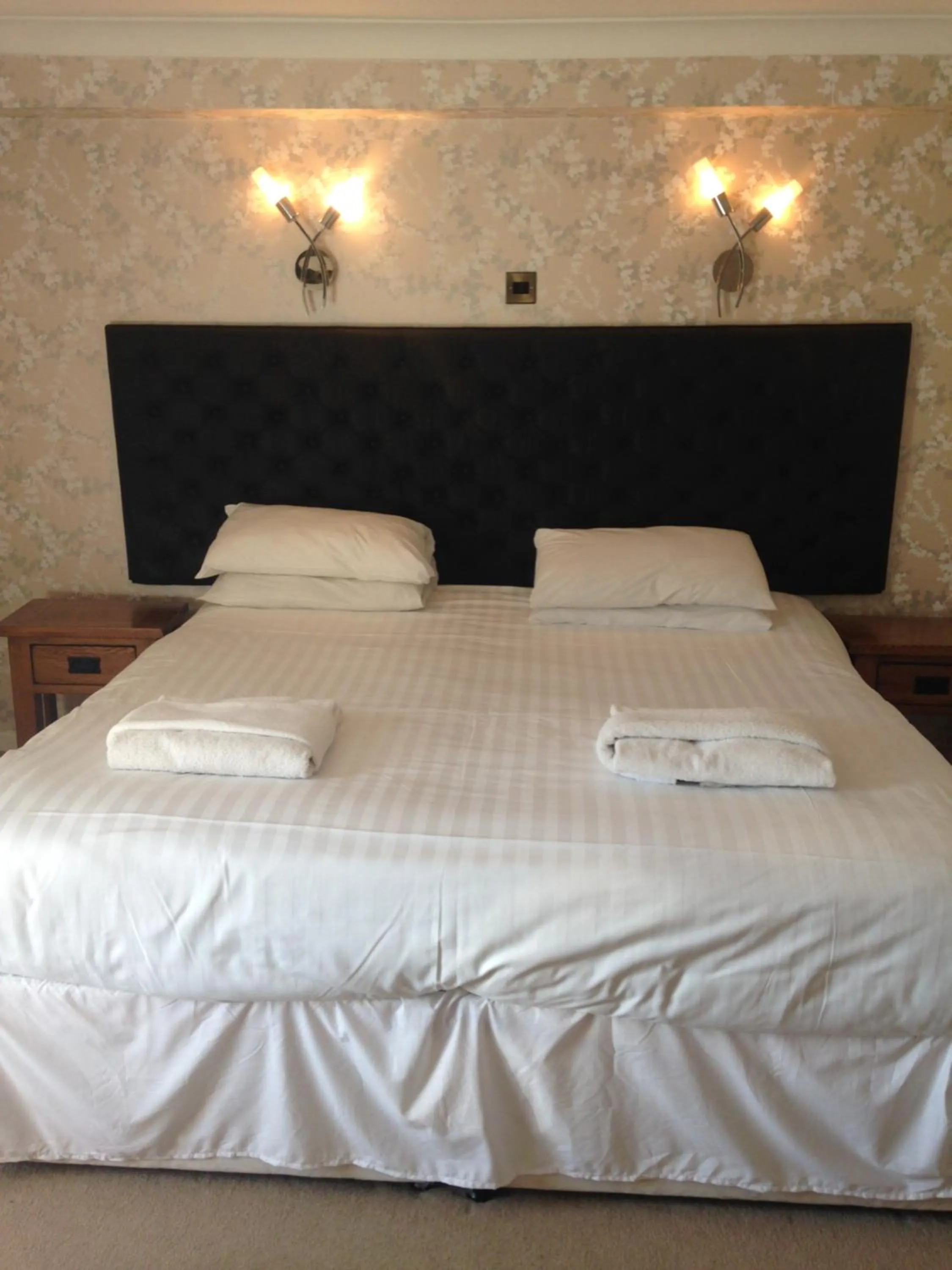 Bedroom, Bed in The Elephant & Castle Hotel