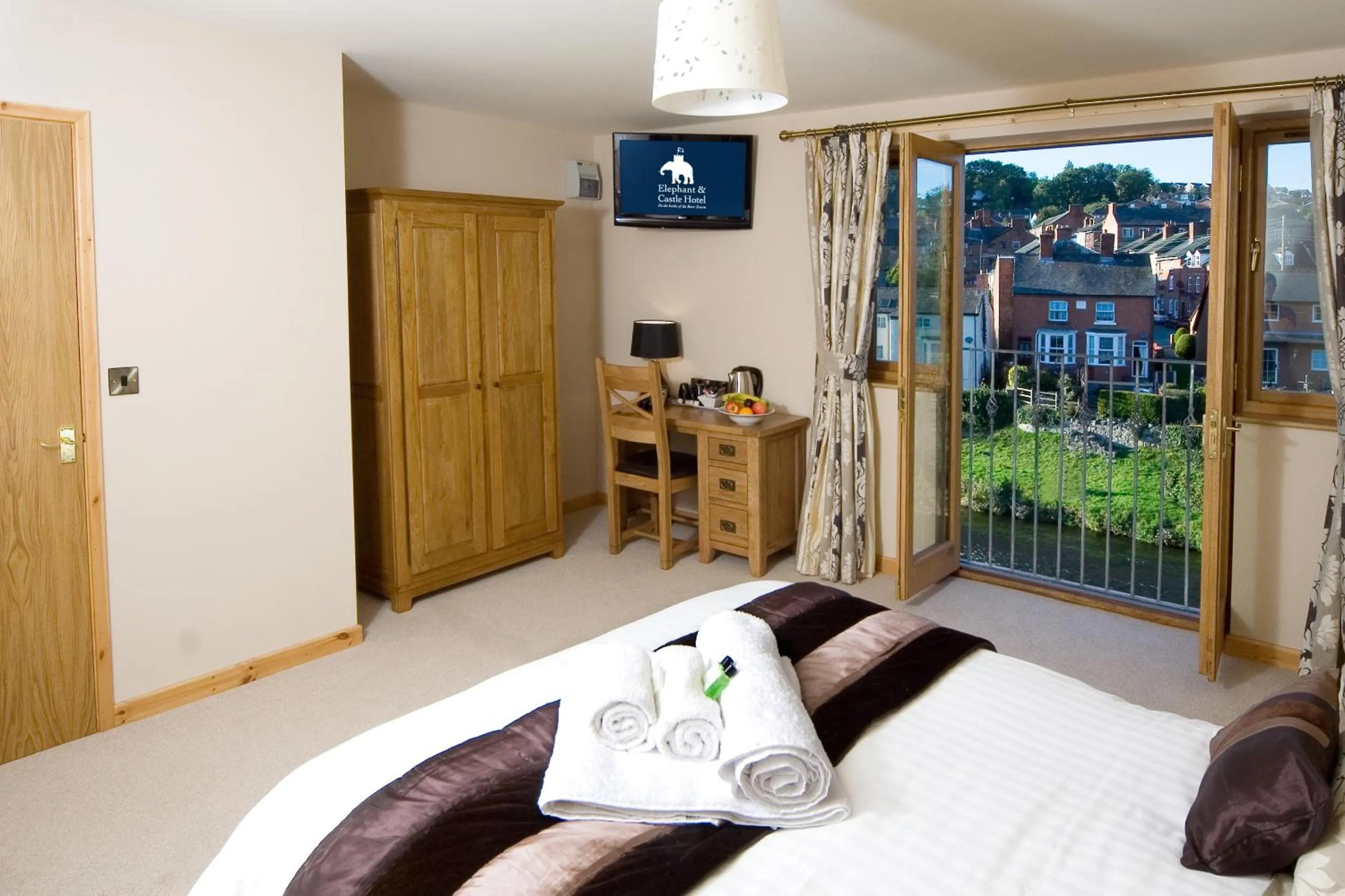 Photo of the whole room, Bed in The Elephant & Castle Hotel