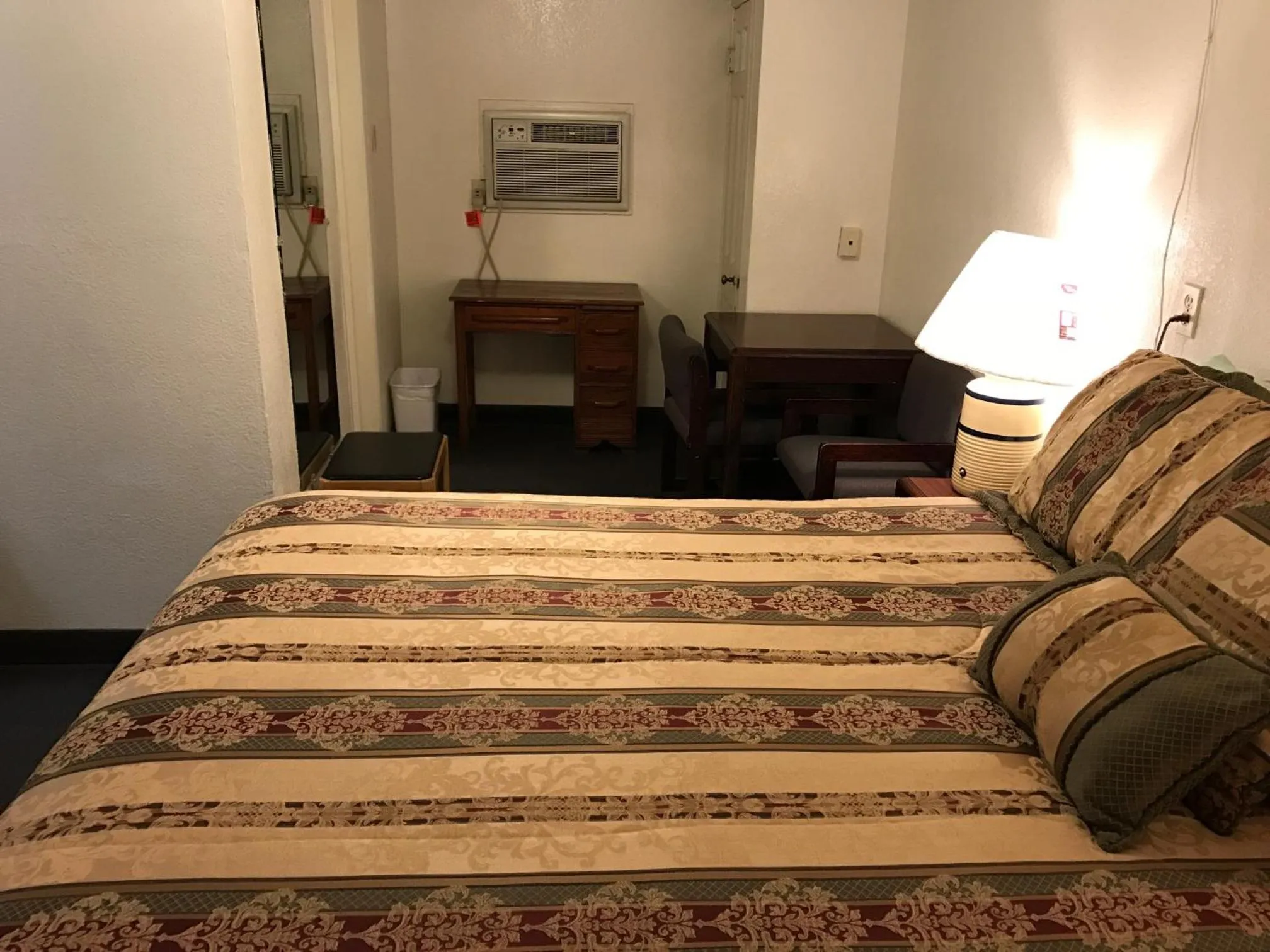 Bed in Budget Inn of Brownfield