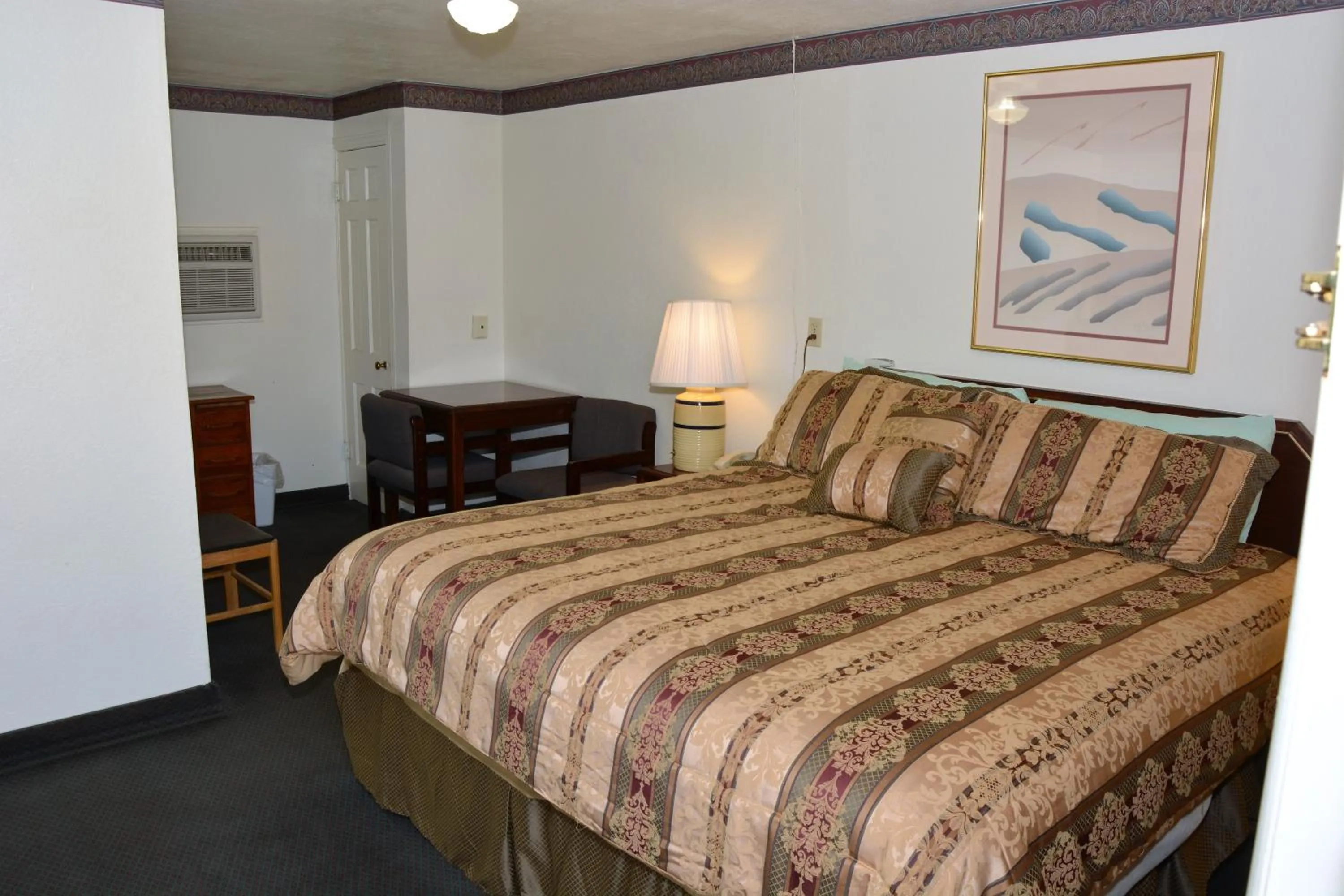 Bed in Budget Inn of Brownfield