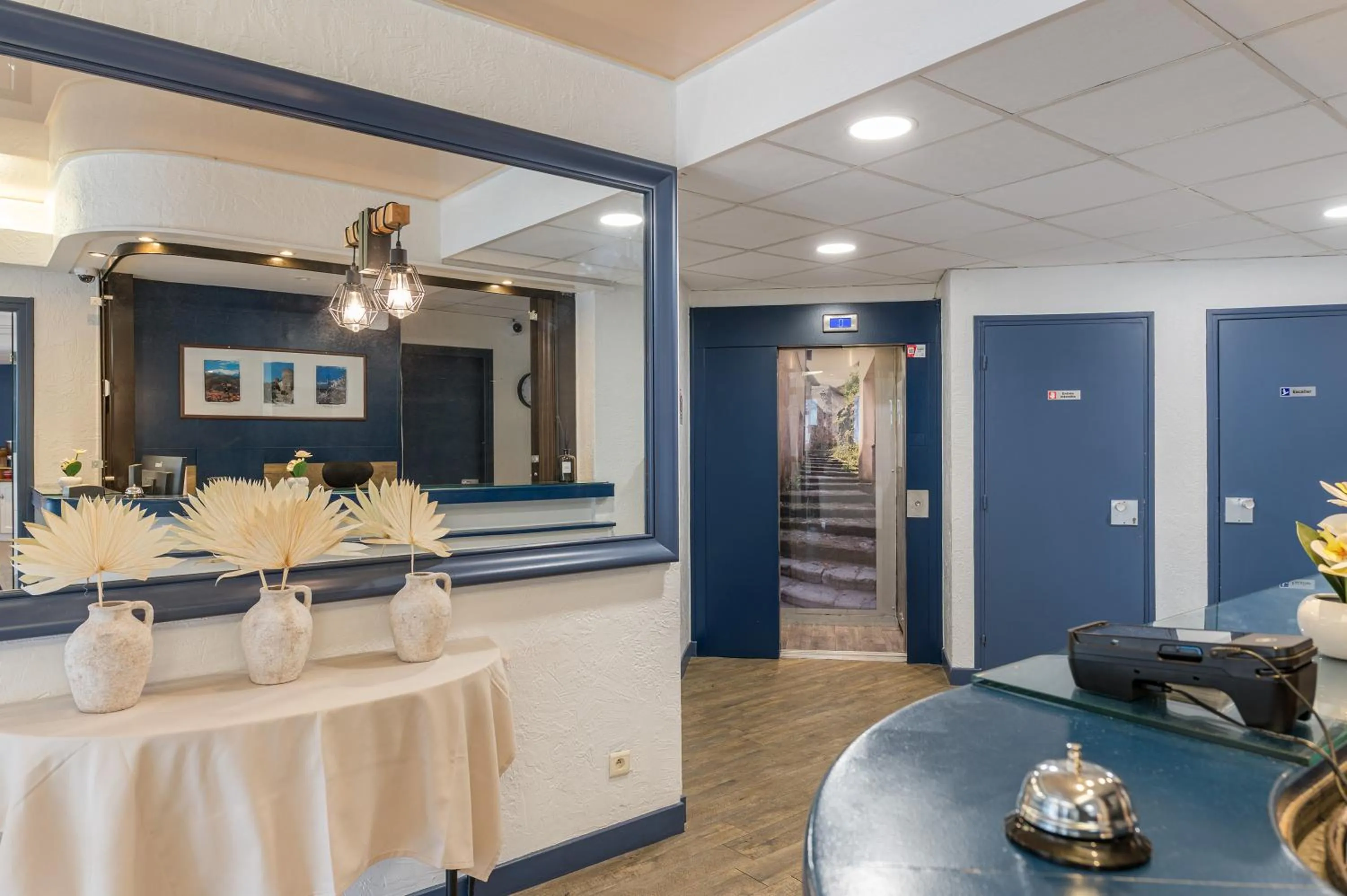 Lobby or reception in Hôtel Aragon - Centre ville gare