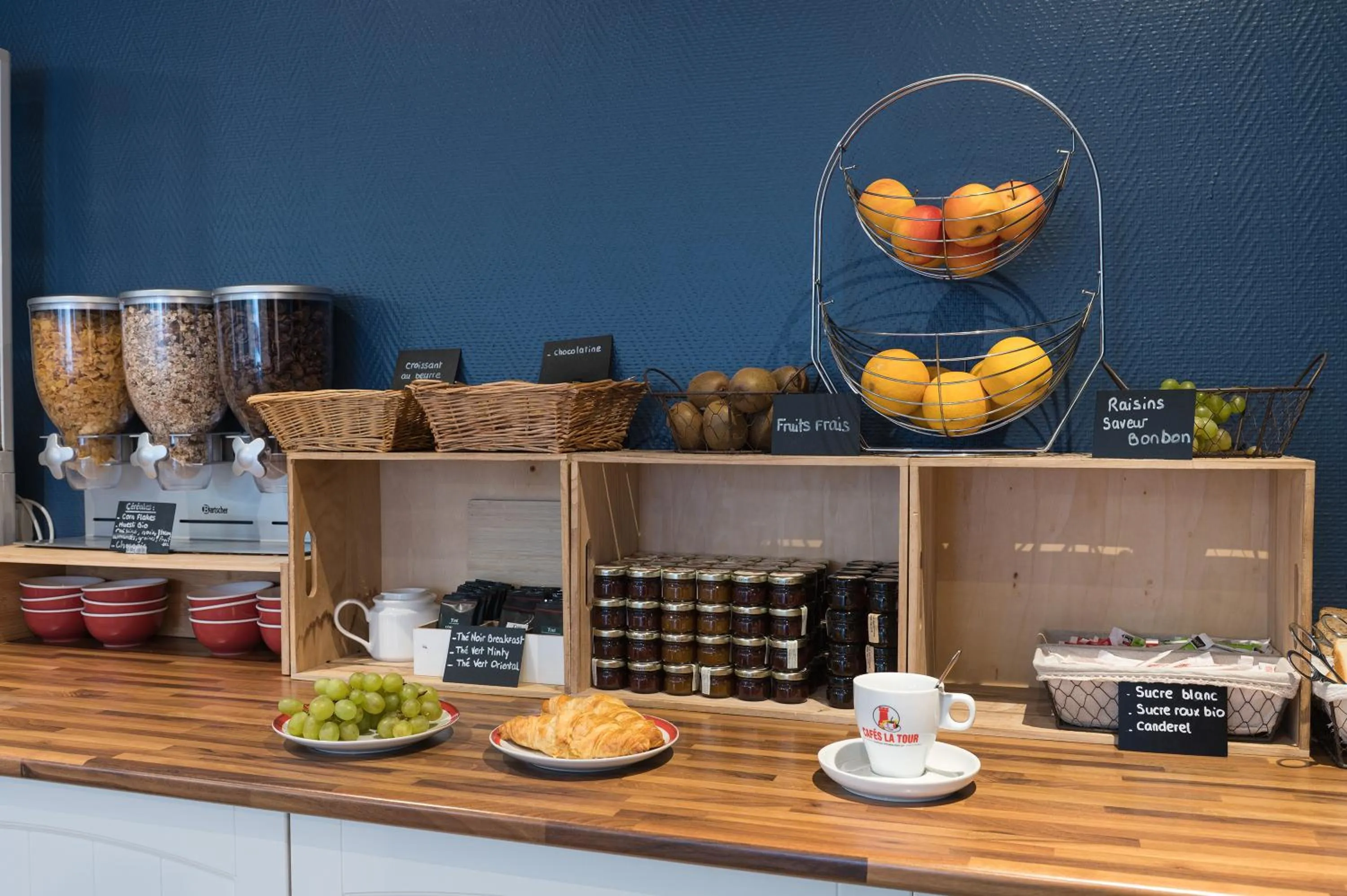 Breakfast in Hôtel Aragon - Centre ville gare