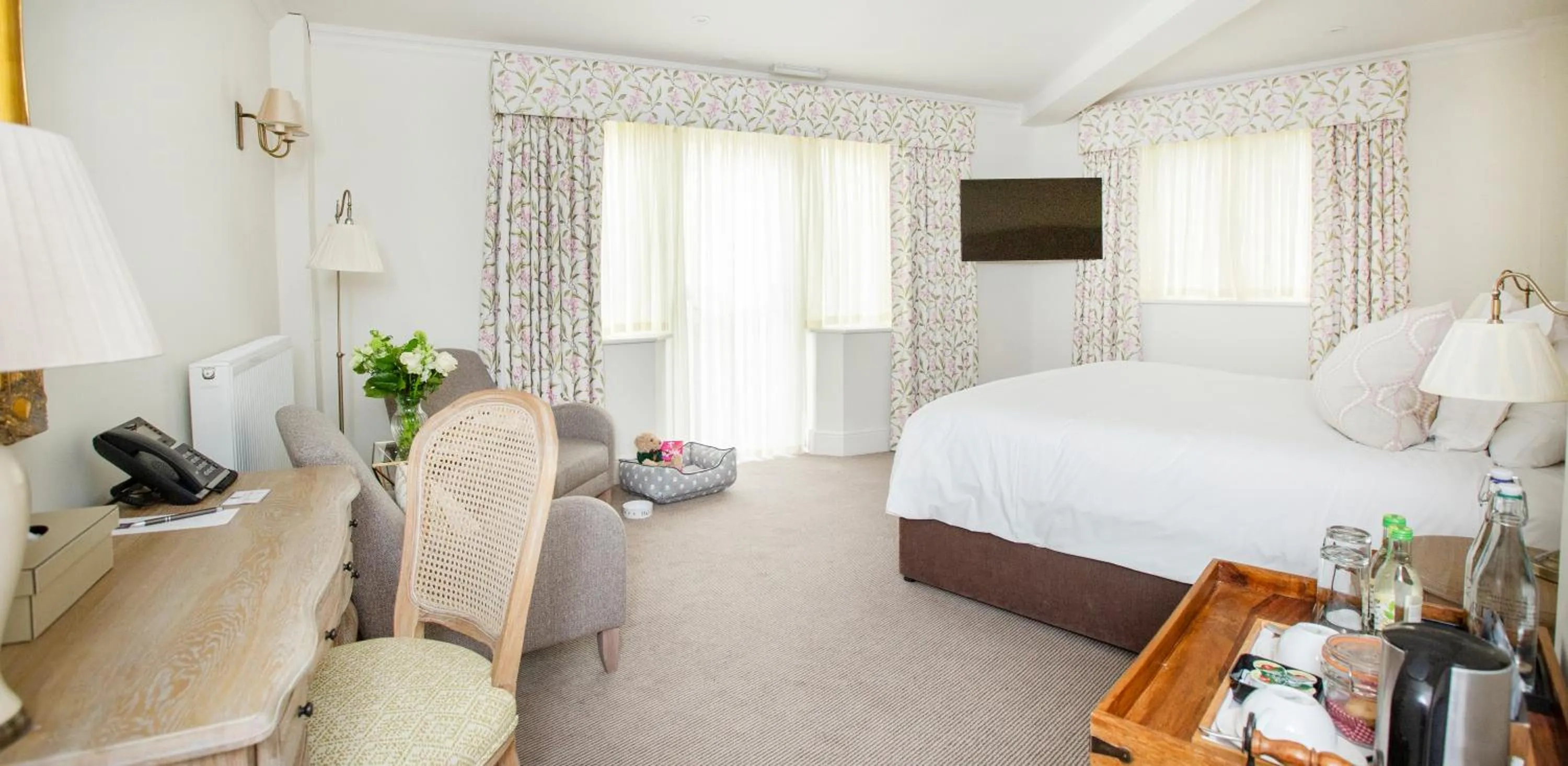 Bedroom, Bed in Lords Of The Manor