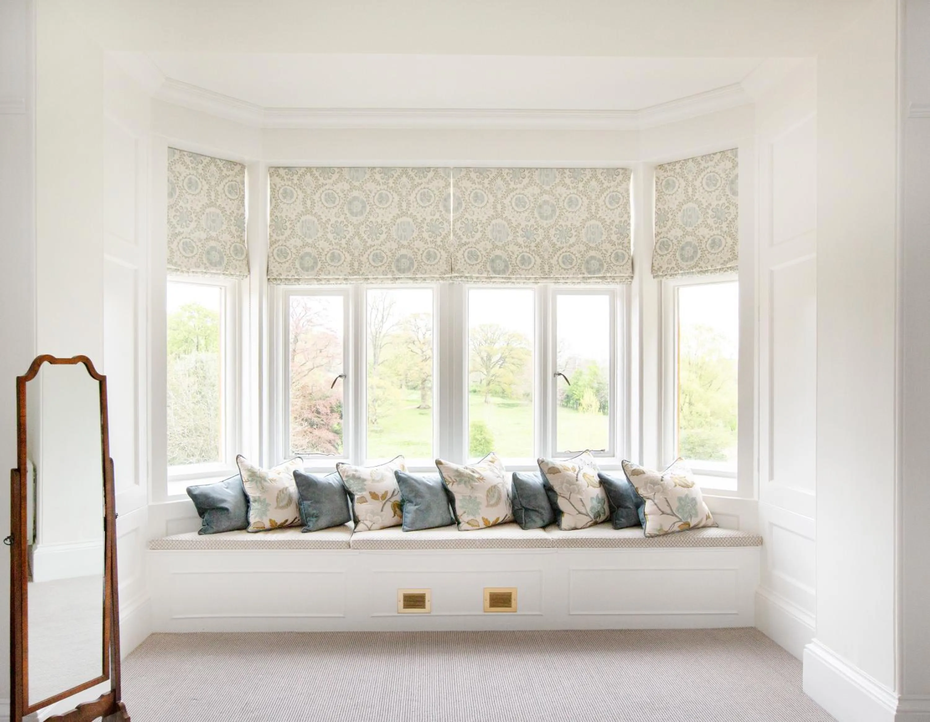 Seating area, Bed in Lords Of The Manor