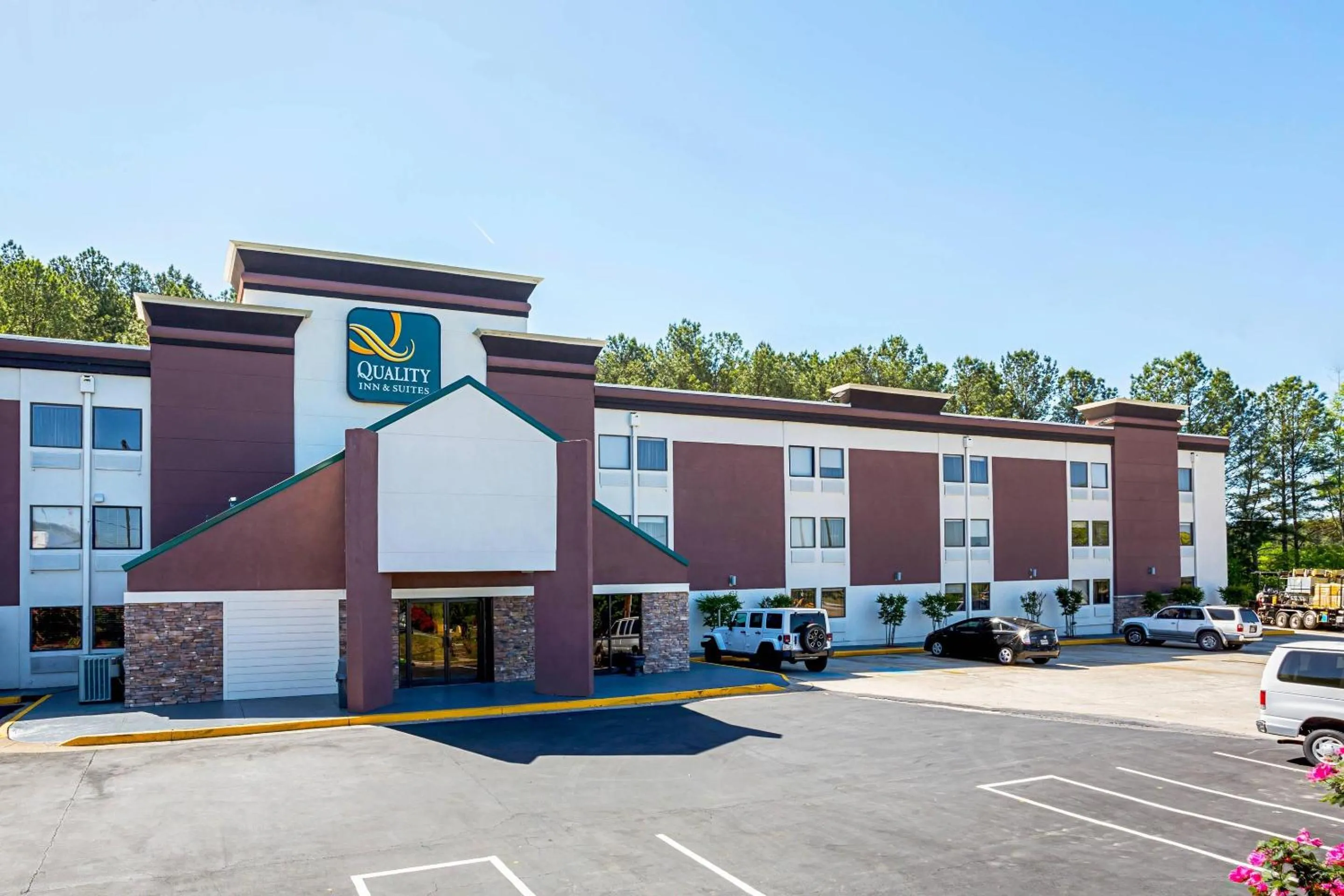 Property building in Quality Inn & Suites near Six Flags East