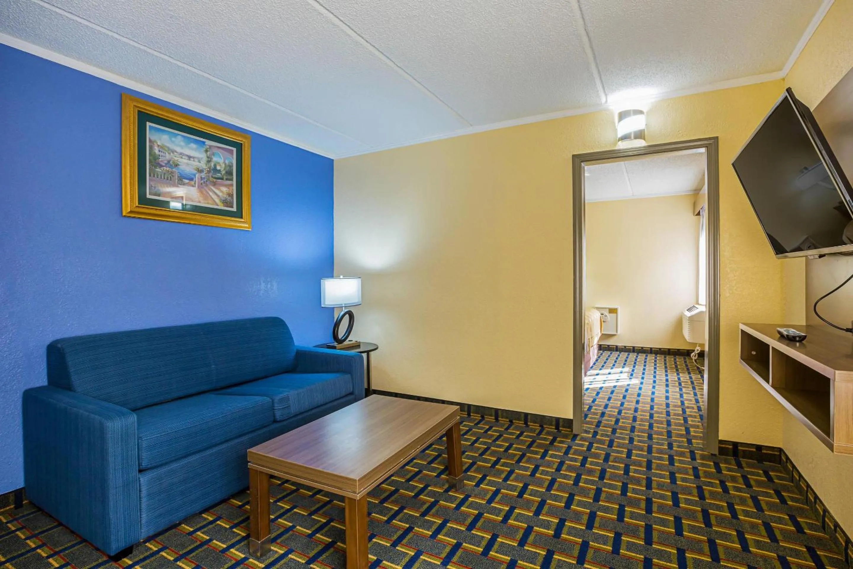 Bedroom in Quality Inn & Suites near Six Flags East