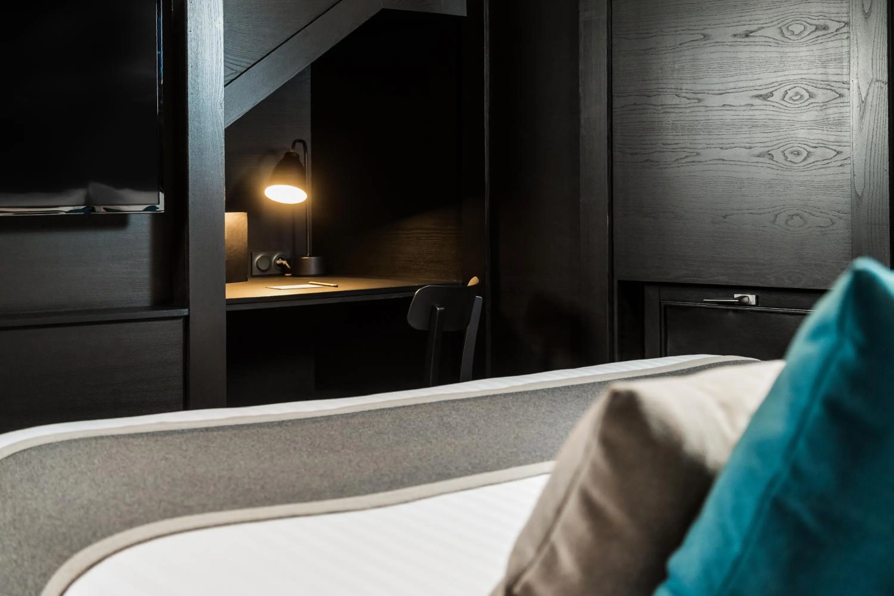 Decorative detail, Bed in Hôtel Du Dragon