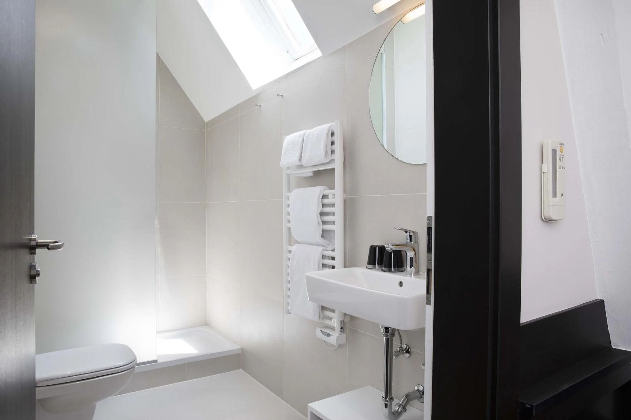 Shower in Hôtel Du Dragon