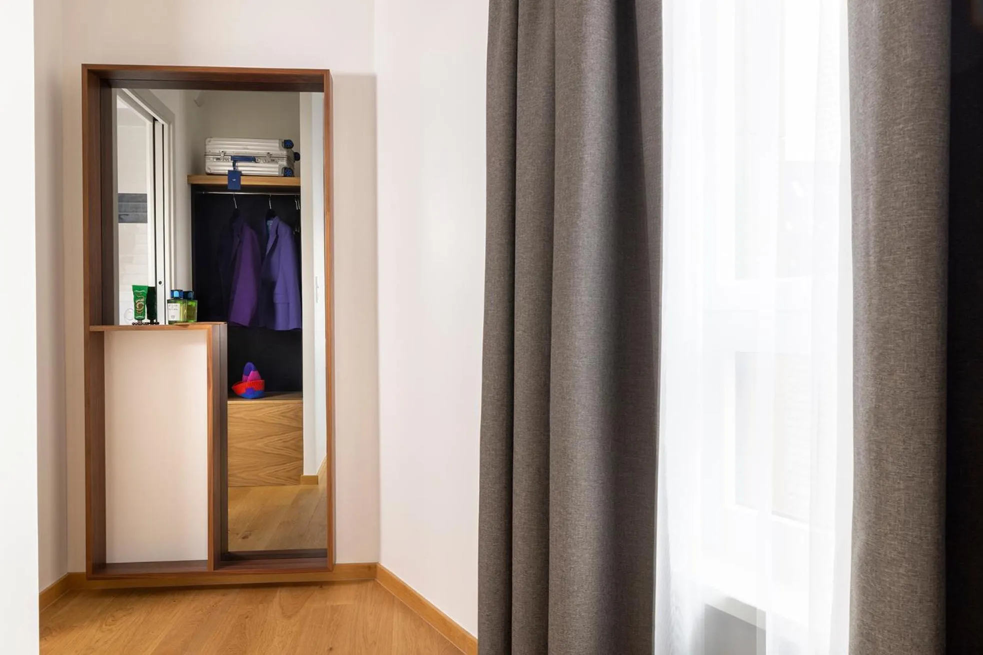 wardrobe in Hôtel Du Dragon