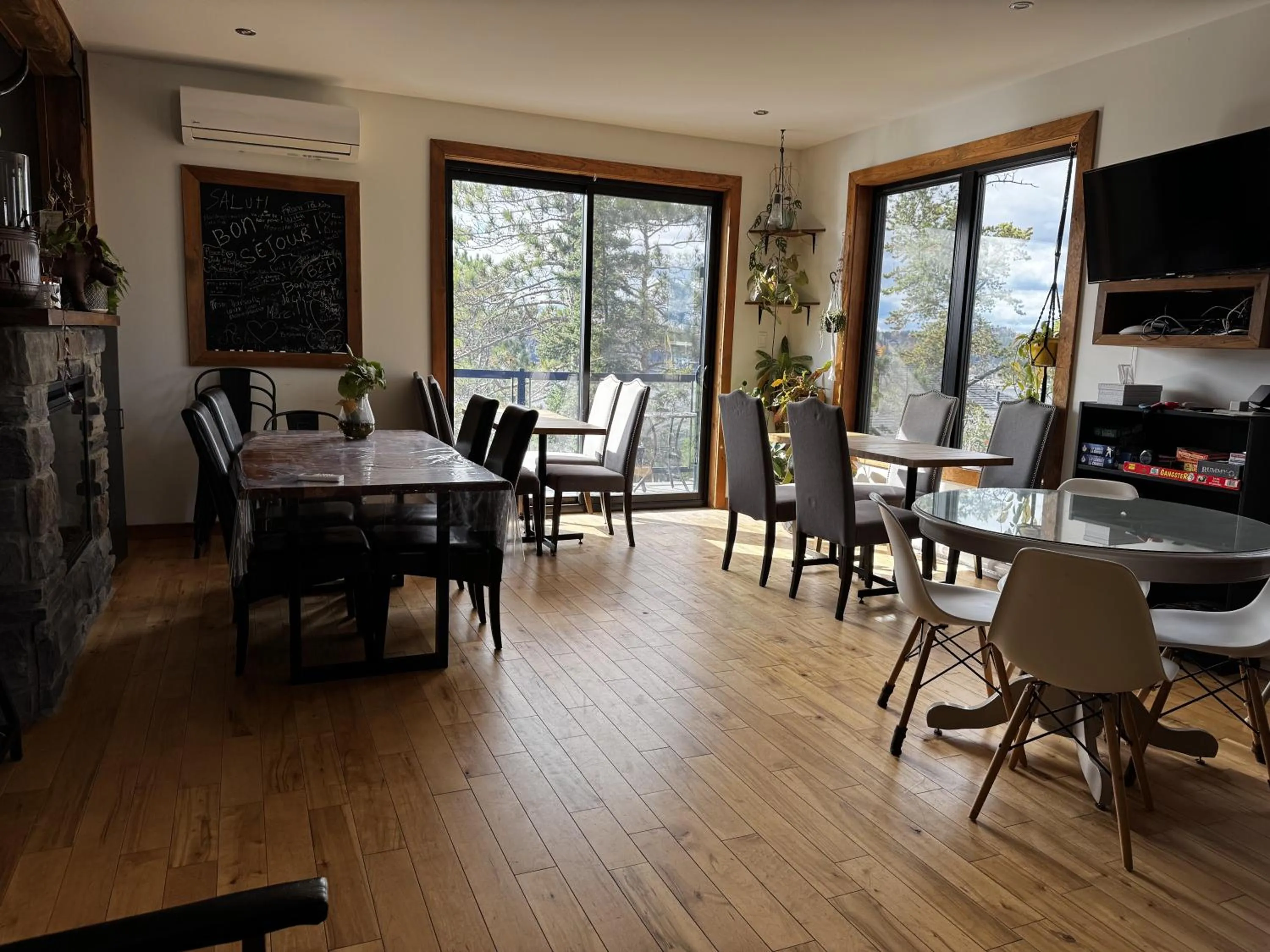 Communal kitchen in Gîte du Haut des Arbres