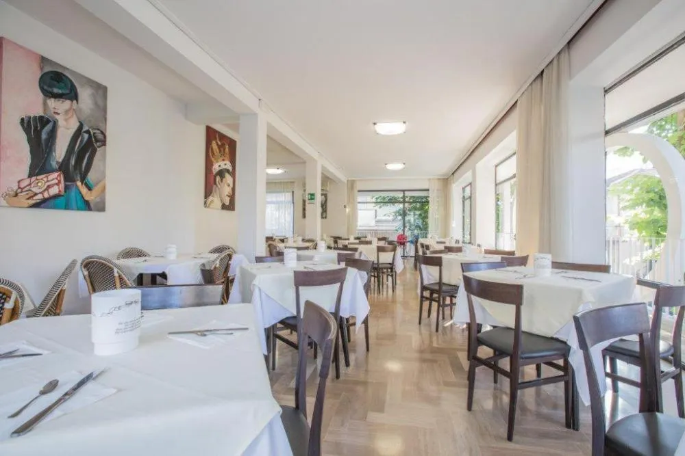 Restaurant/places to eat in Hotel Hollywood