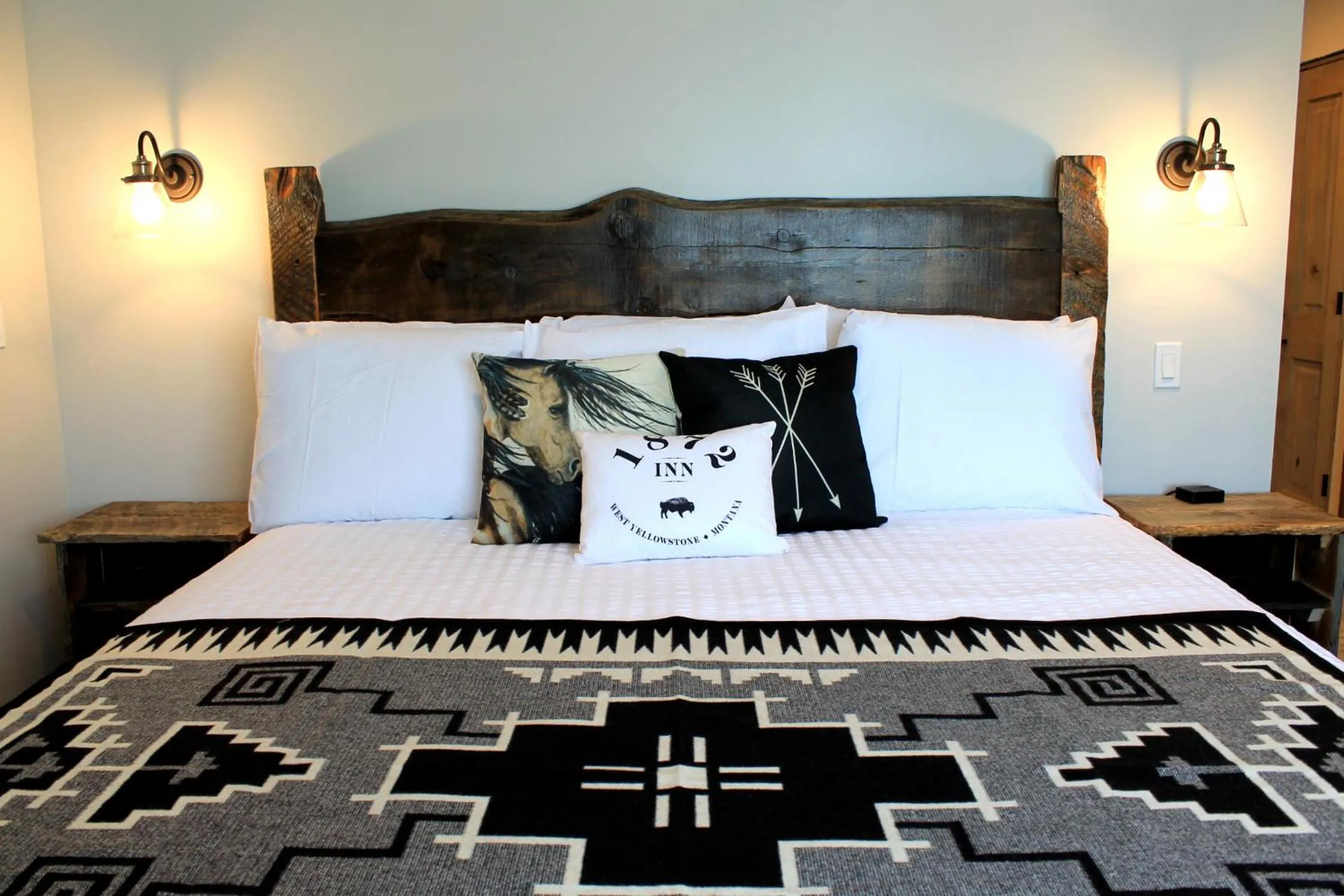 Bed in 1872 Inn - Adults Exclusive