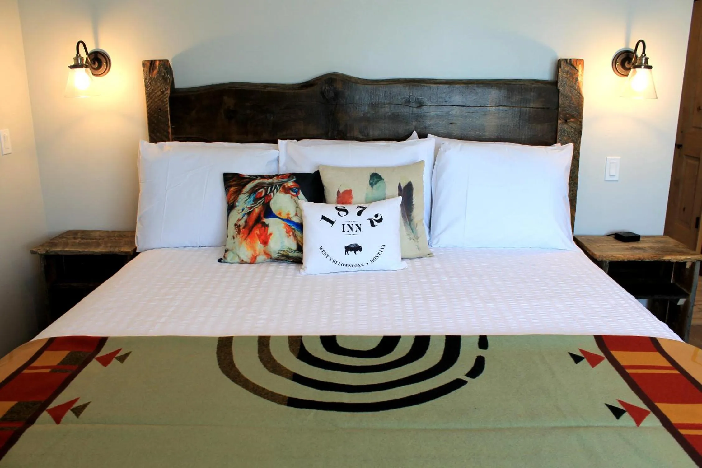 Bed in 1872 Inn - Adults Exclusive