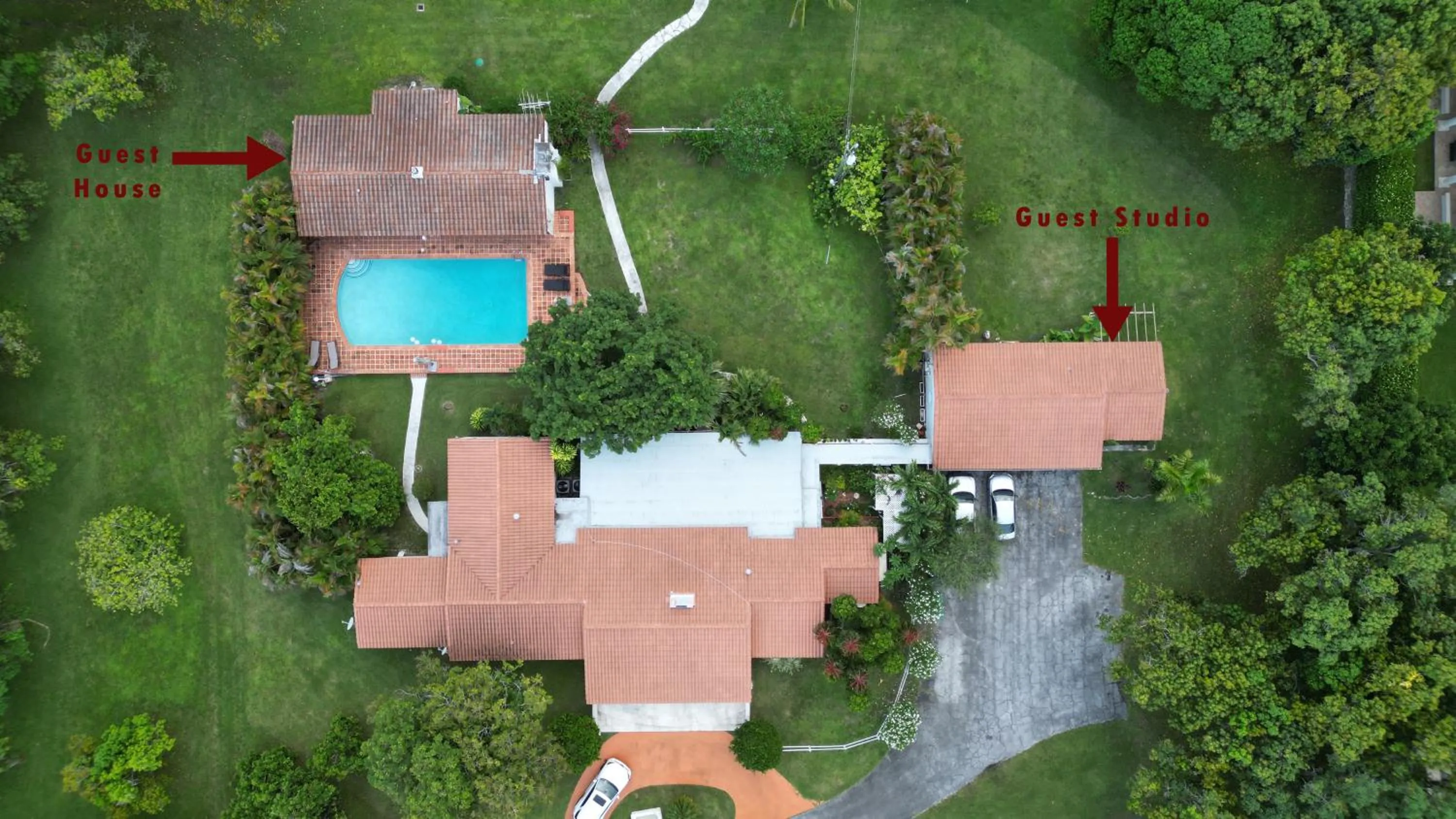 Property building in La Finca