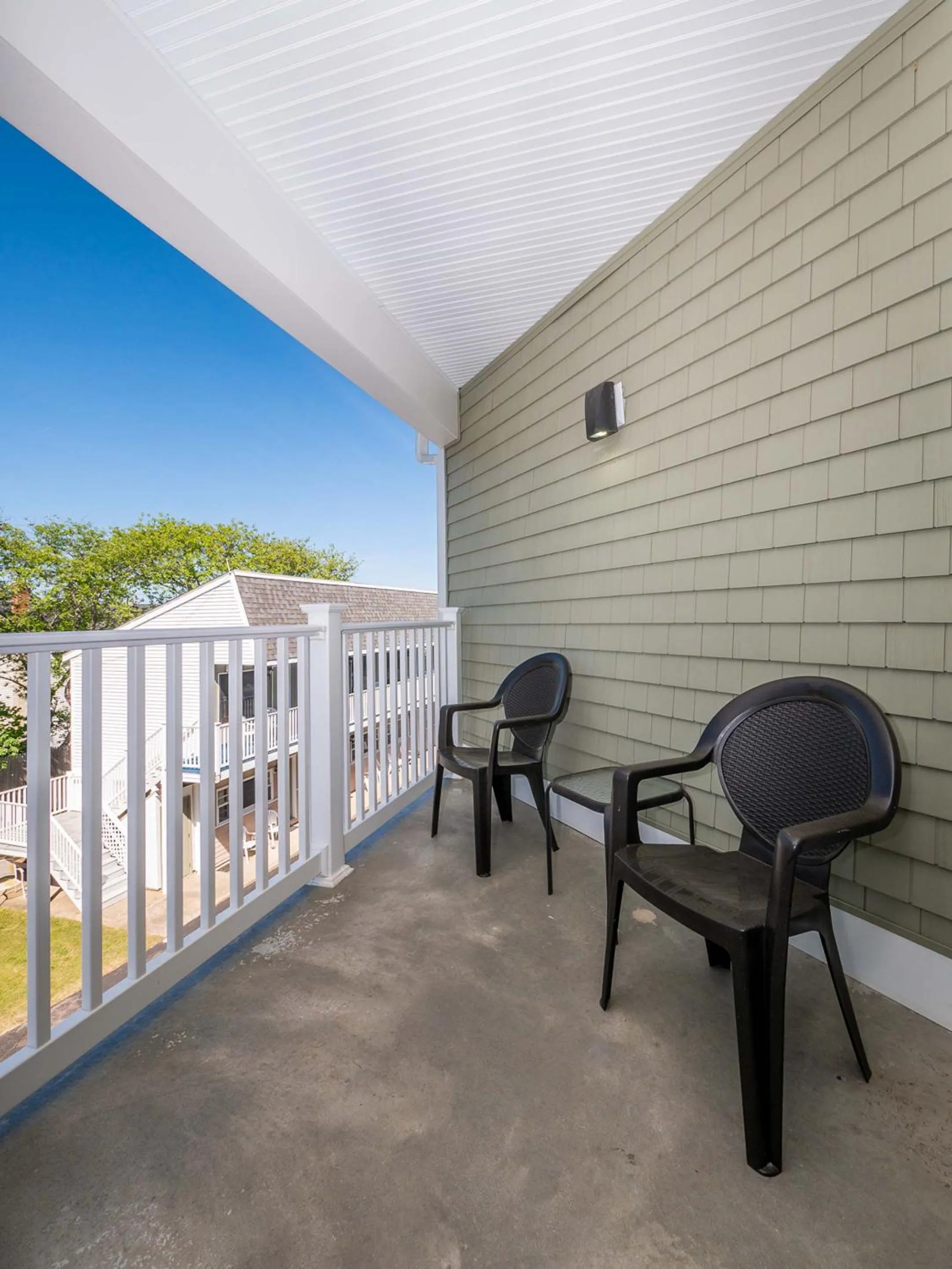 Patio in Sea Latch Inn