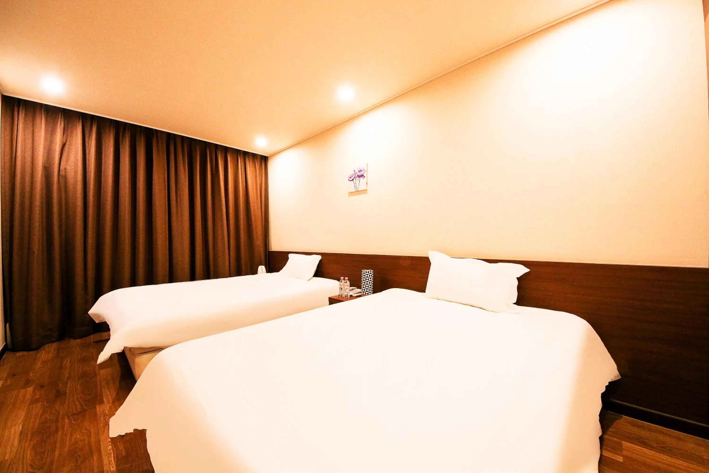 Photo of the whole room, Bed in Jeju Jungmun Ocean Blue Hotel