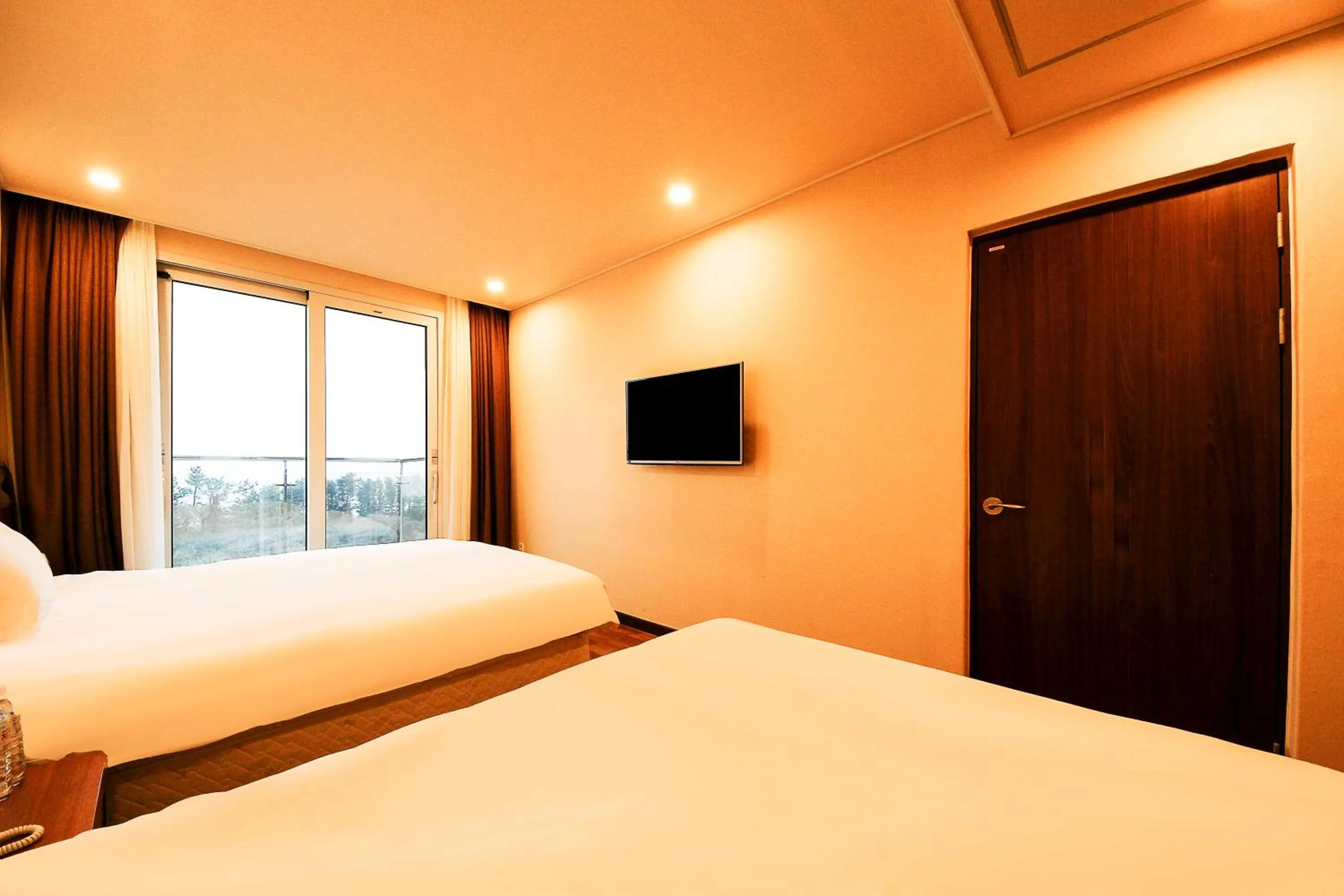 Photo of the whole room, Bed in Jeju Jungmun Ocean Blue Hotel
