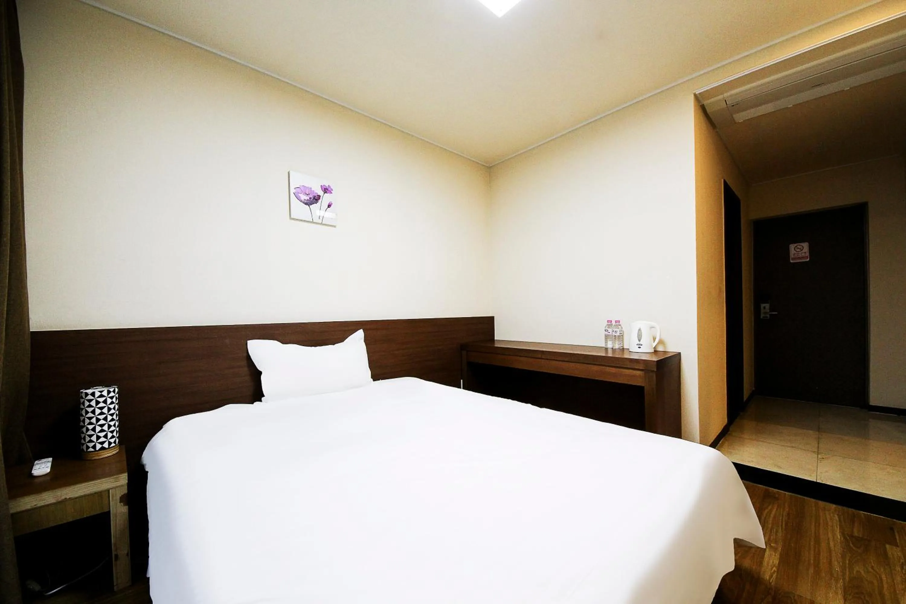 Bedroom, Bed in Jeju Jungmun Ocean Blue Hotel