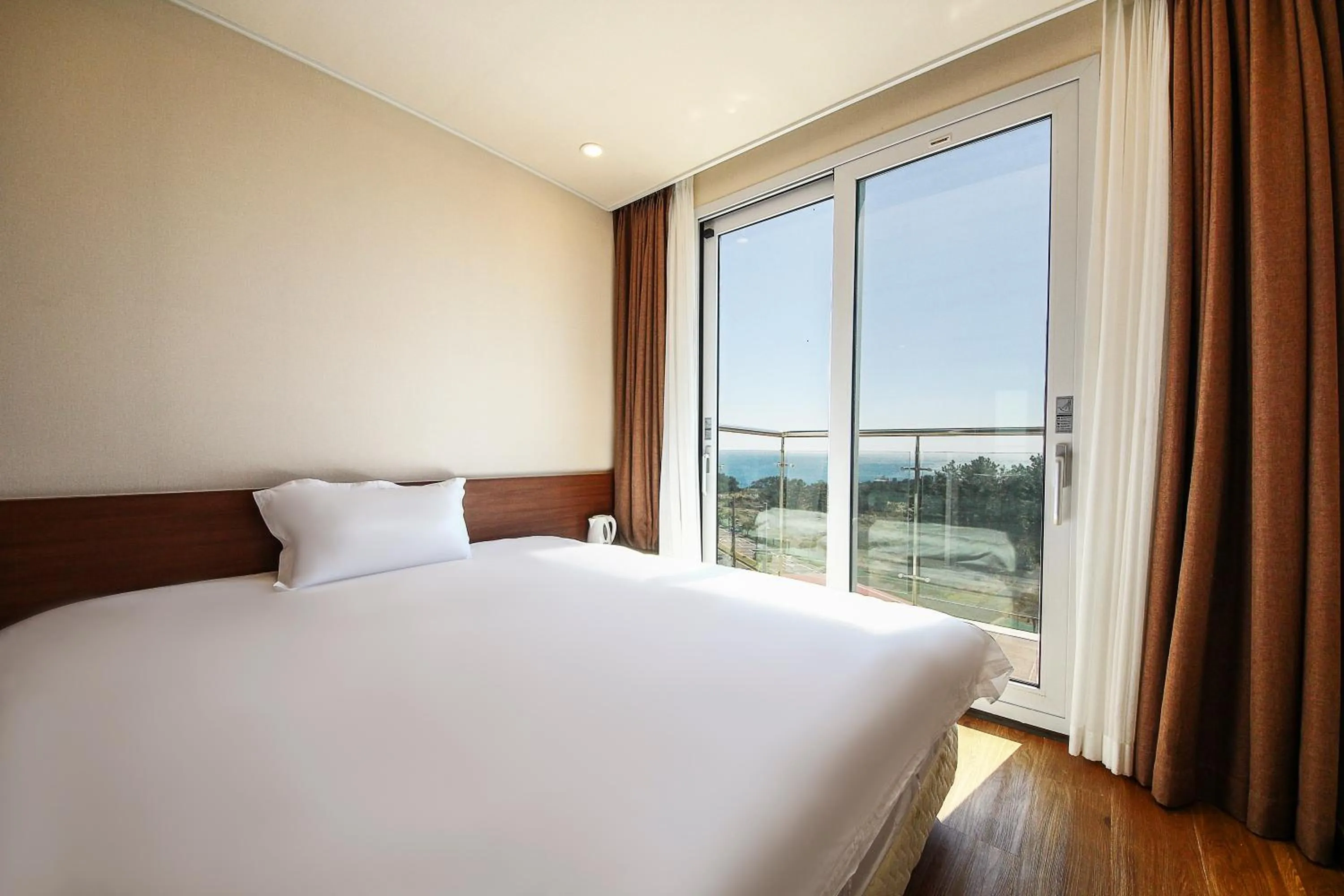 Photo of the whole room, Bed in Jeju Jungmun Ocean Blue Hotel