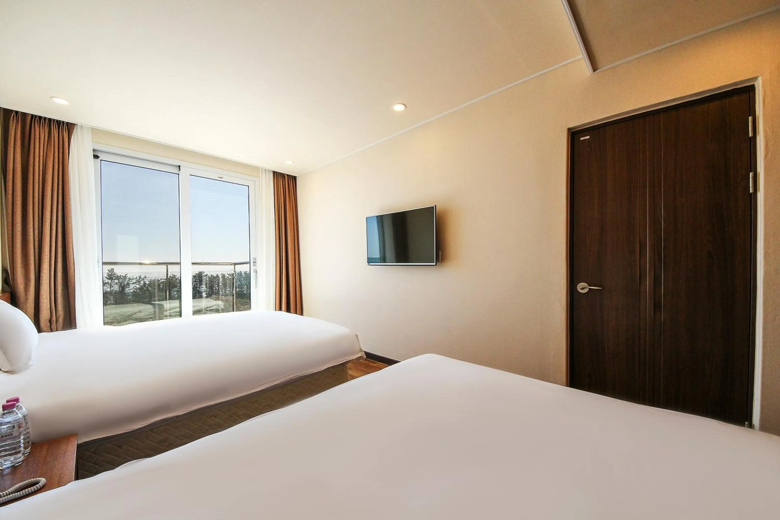 Bedroom, Bed in Jeju Jungmun Ocean Blue Hotel