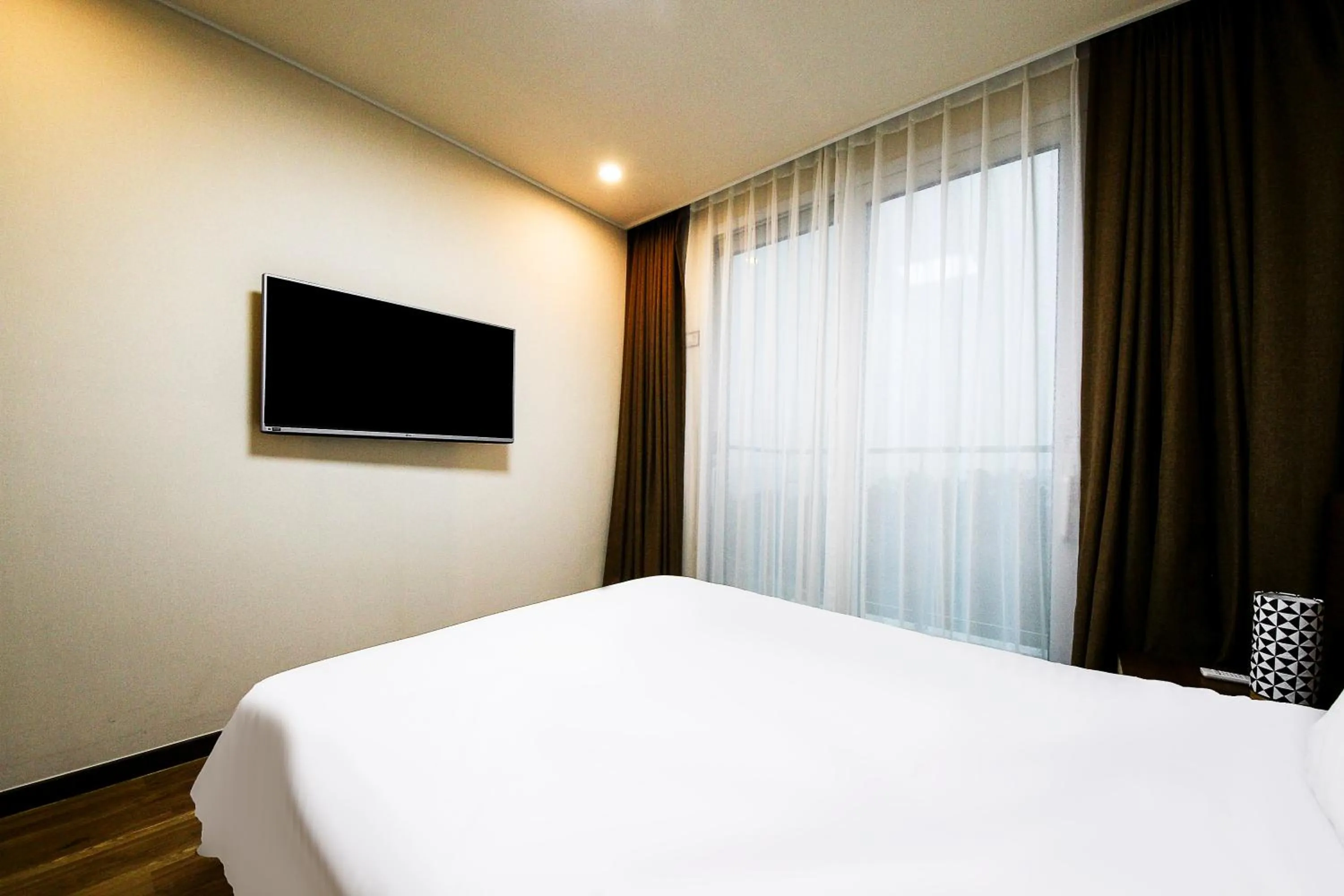 Bedroom, Bed in Jeju Jungmun Ocean Blue Hotel