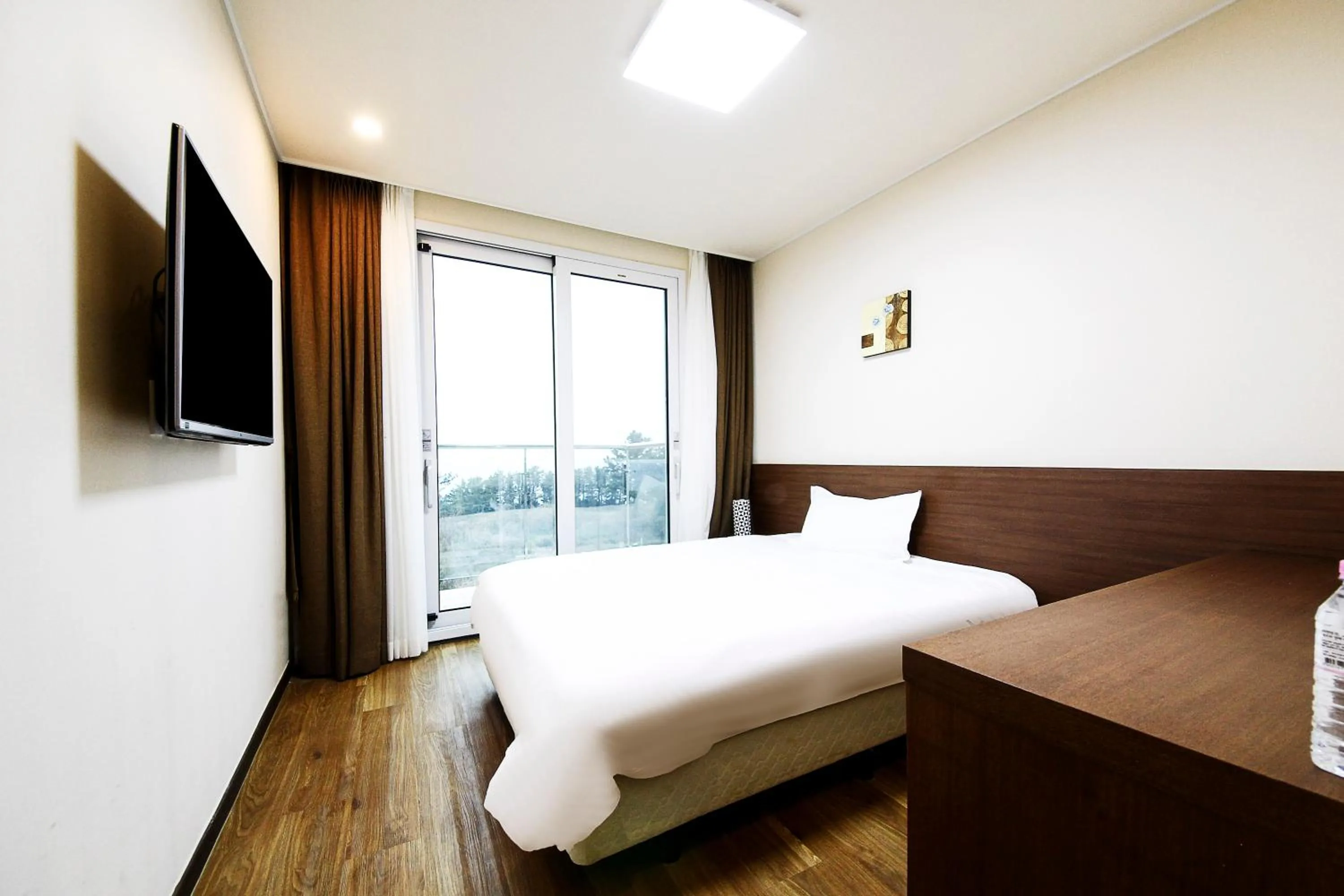 Photo of the whole room, Bed in Jeju Jungmun Ocean Blue Hotel