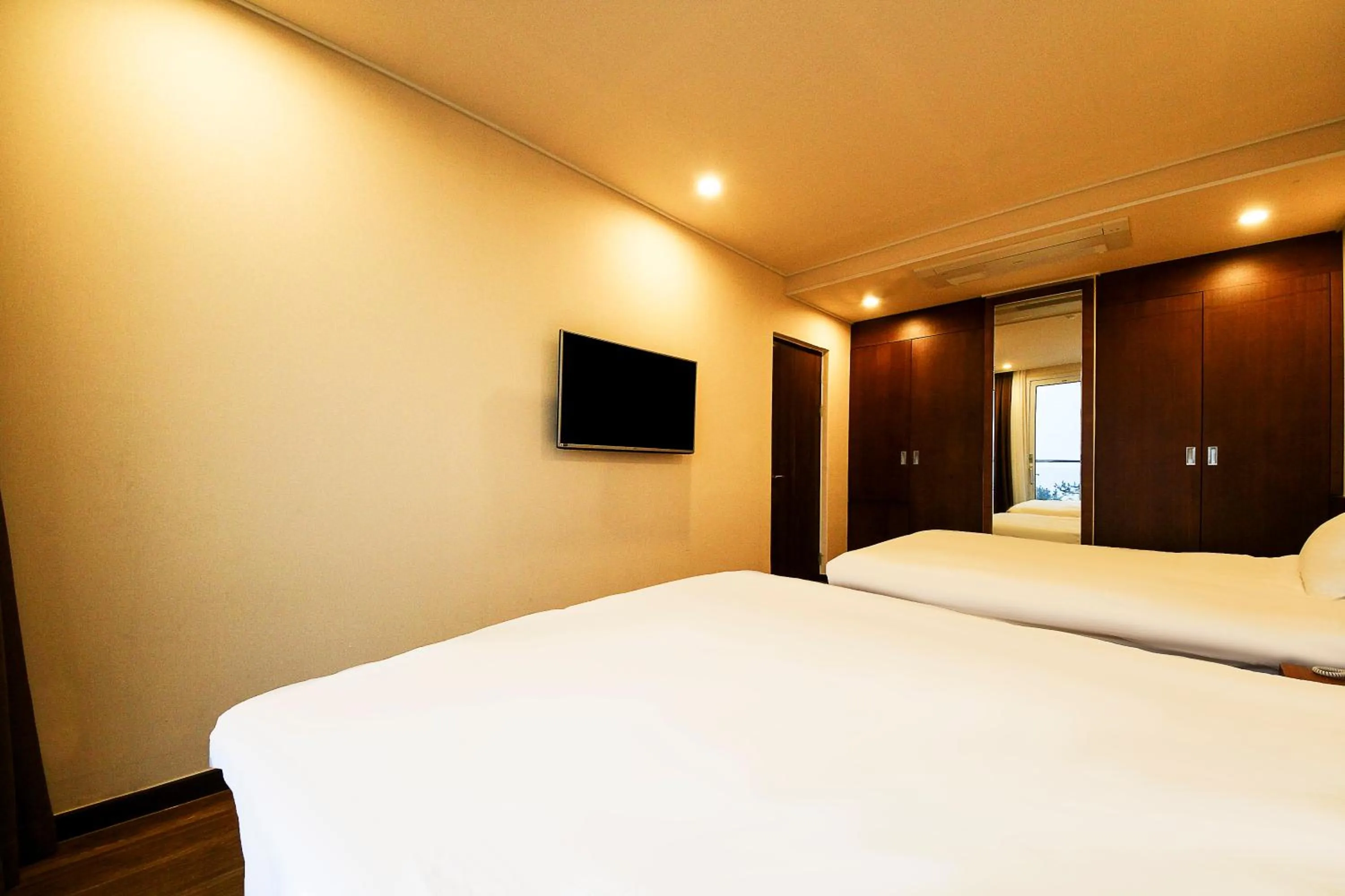 Photo of the whole room, Bed in Jeju Jungmun Ocean Blue Hotel