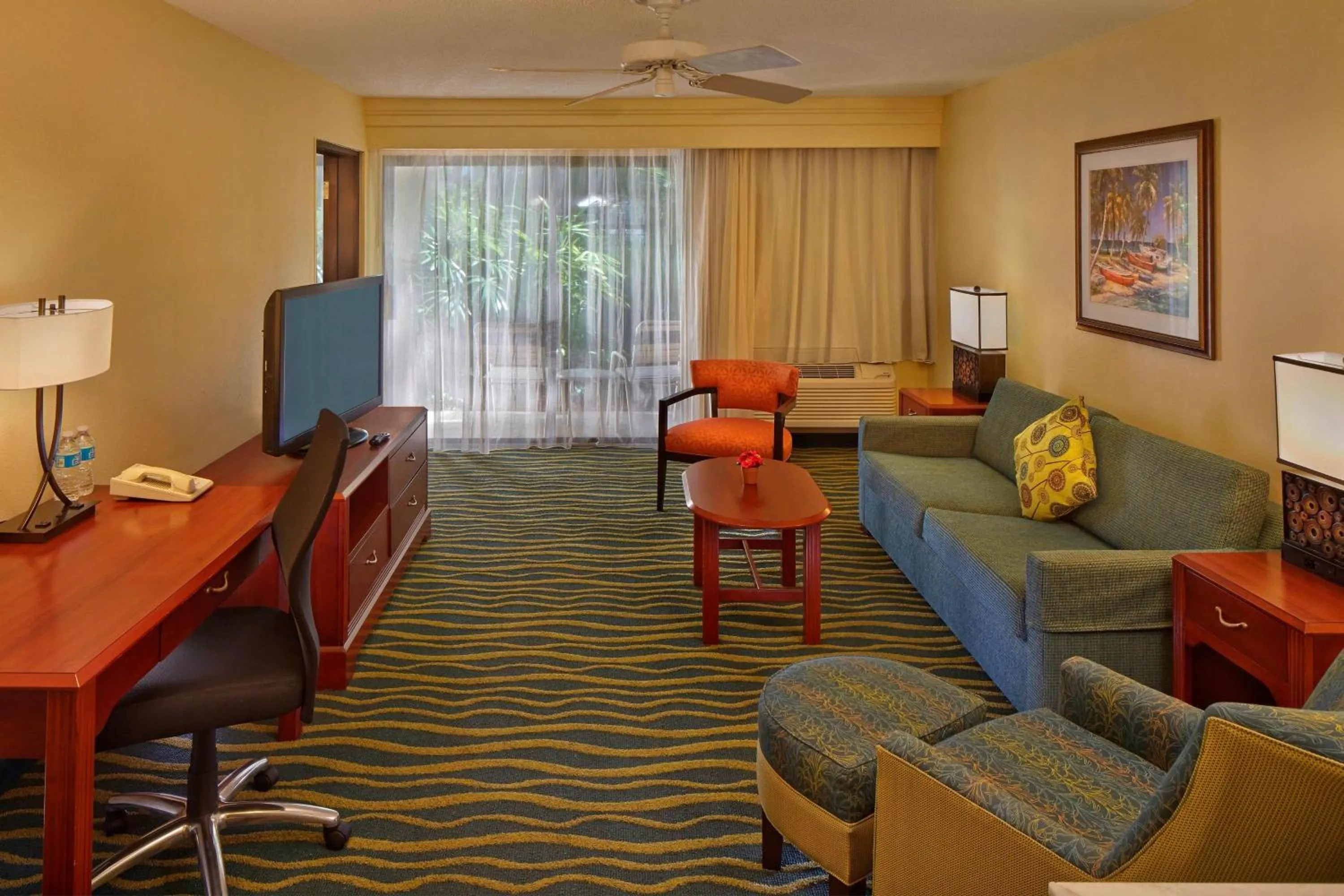 Living room in Courtyard by Marriott Key West Waterfront