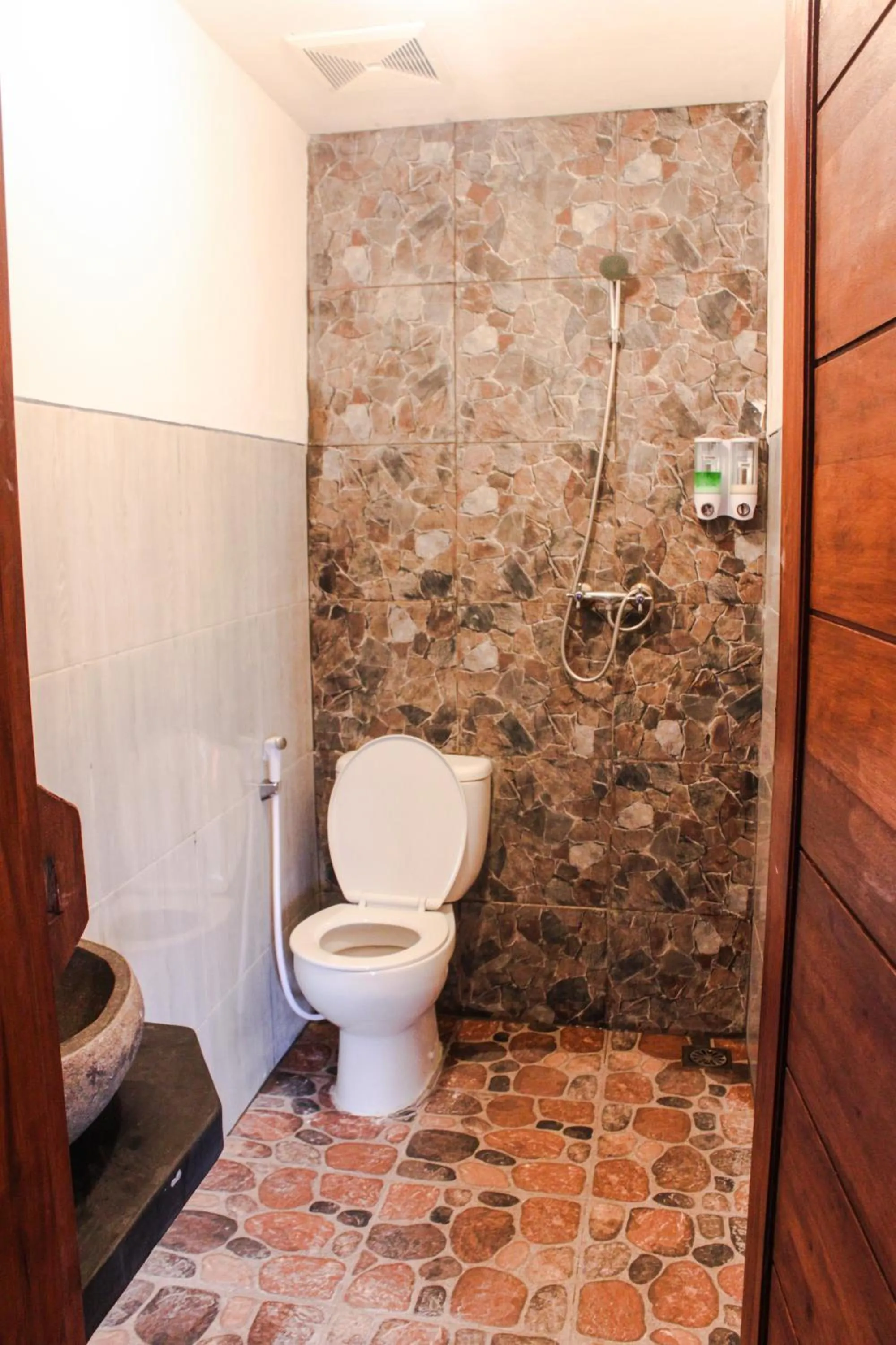 Bathroom in Griya Gribig Guest House Mitra RedDoorz