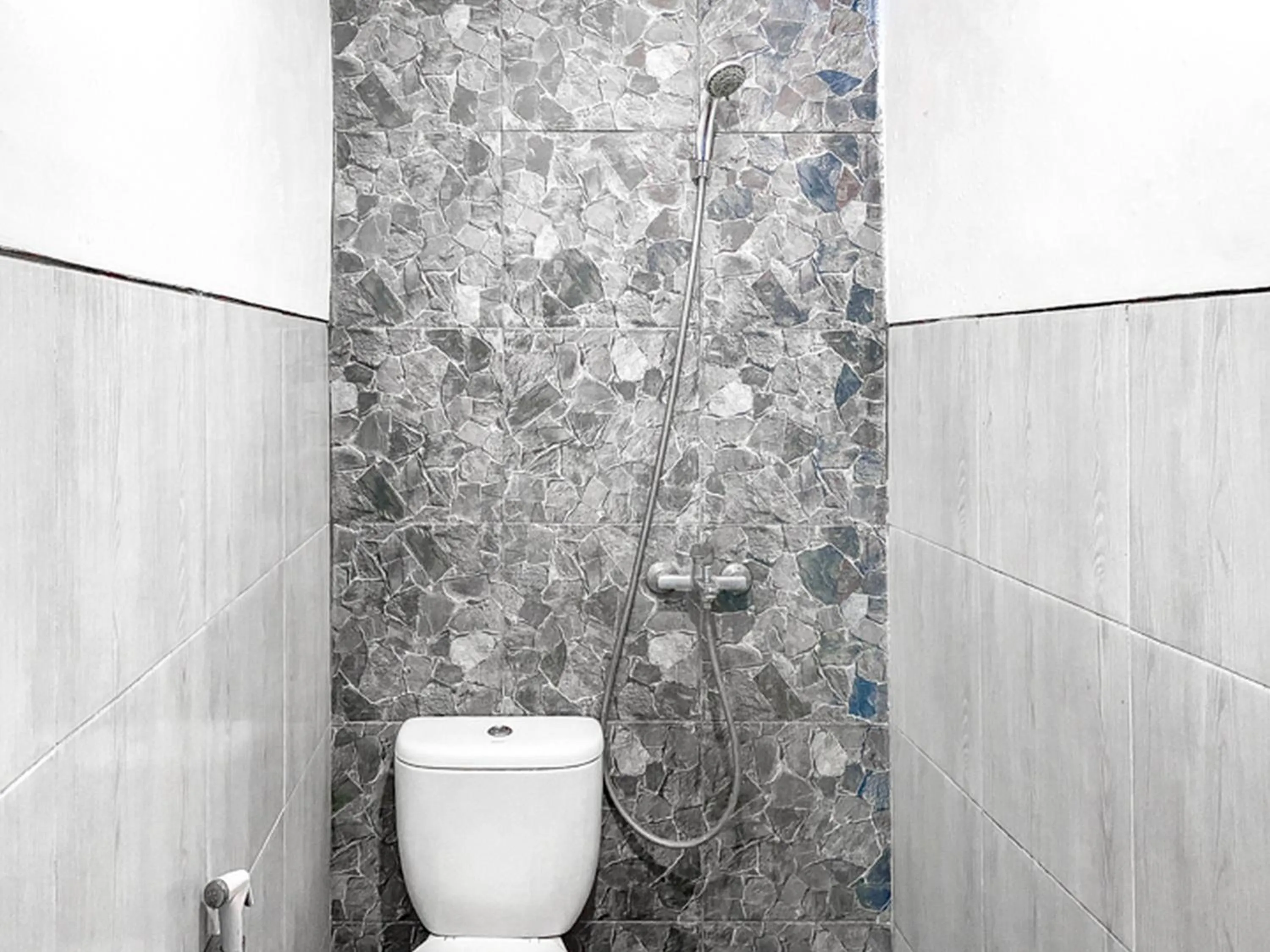 Bathroom in Griya Gribig Guest House Mitra RedDoorz