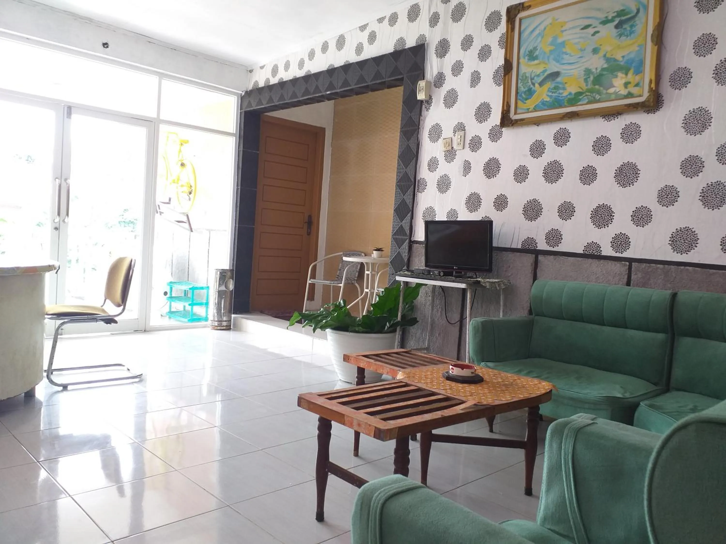 Communal lounge/ TV room in Kenangan Guest House