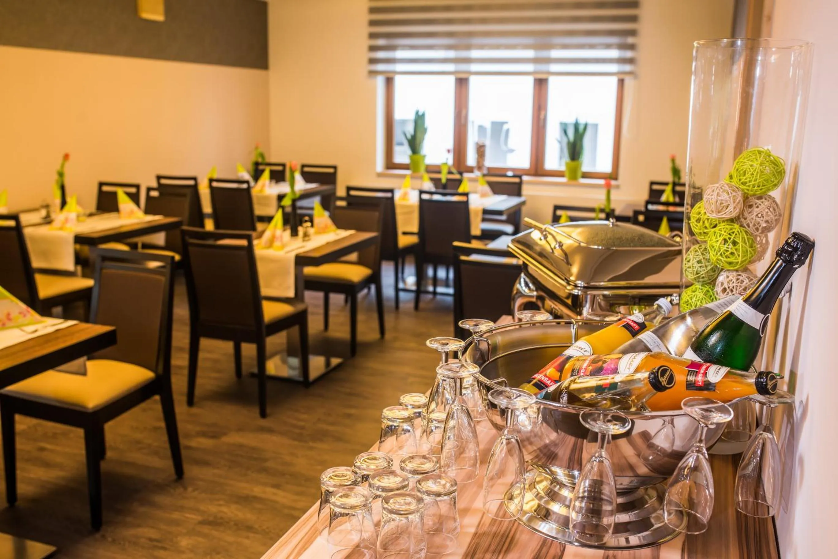 Restaurant/places to eat in B&S Hotel Am Bachhaus