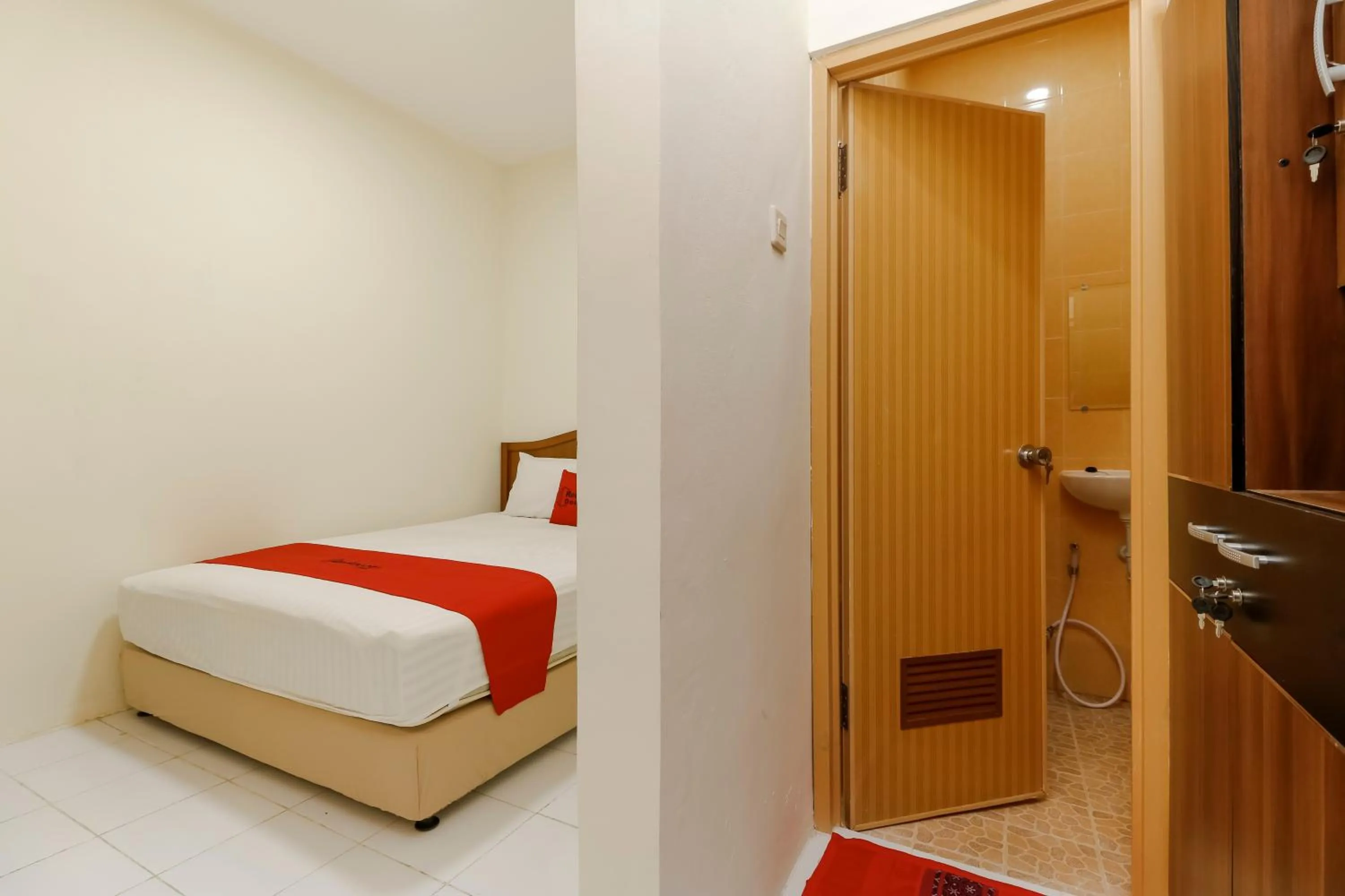Bedroom, Bed in RedDoorz Plus near Ciputra World Kuningan 2