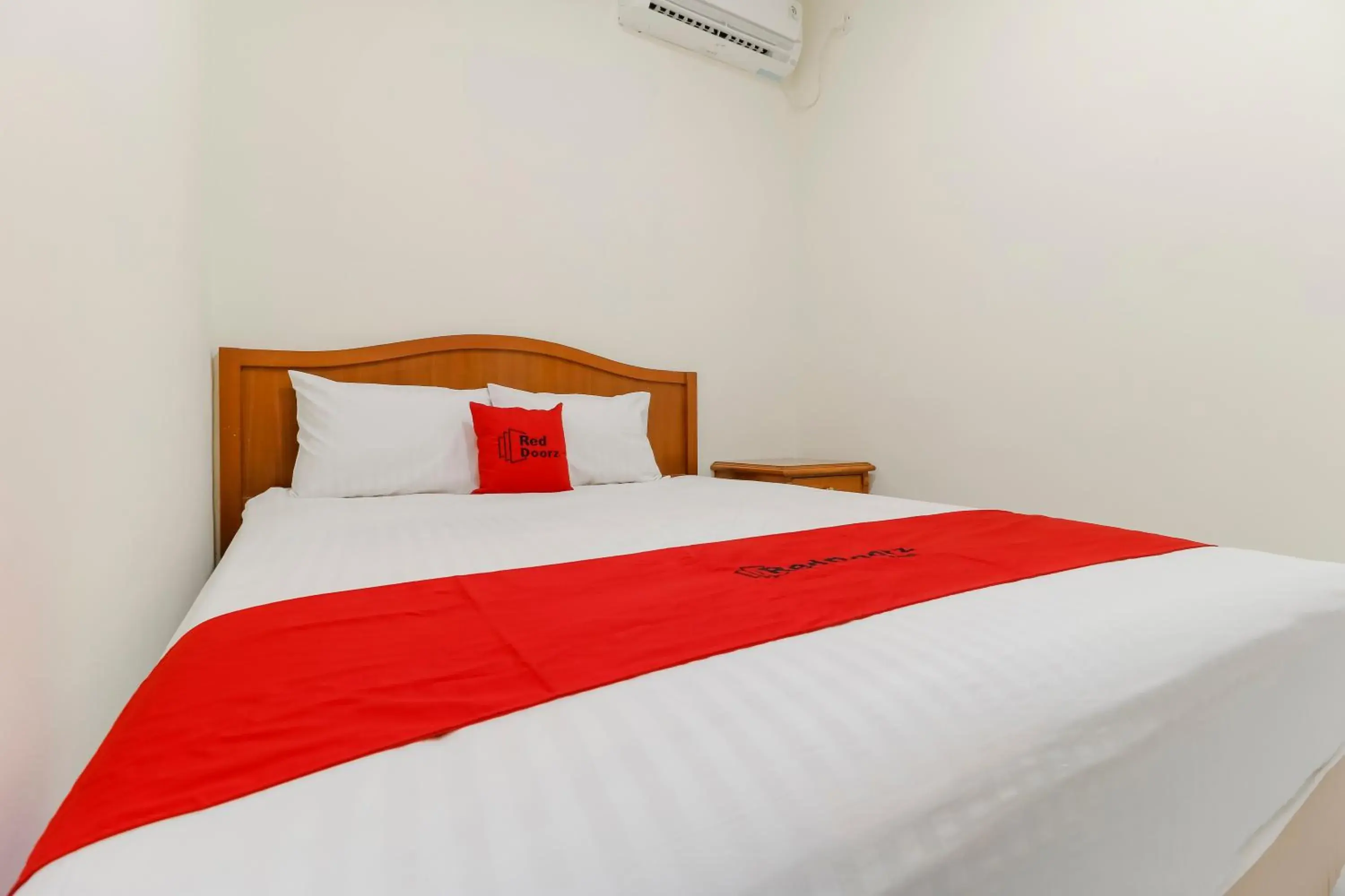 RedDoorz Double Room in RedDoorz Plus near Ciputra World Kuningan 2 RedDoorz Double Room in RedDoorz Plus near Ciputra World Kuningan 2