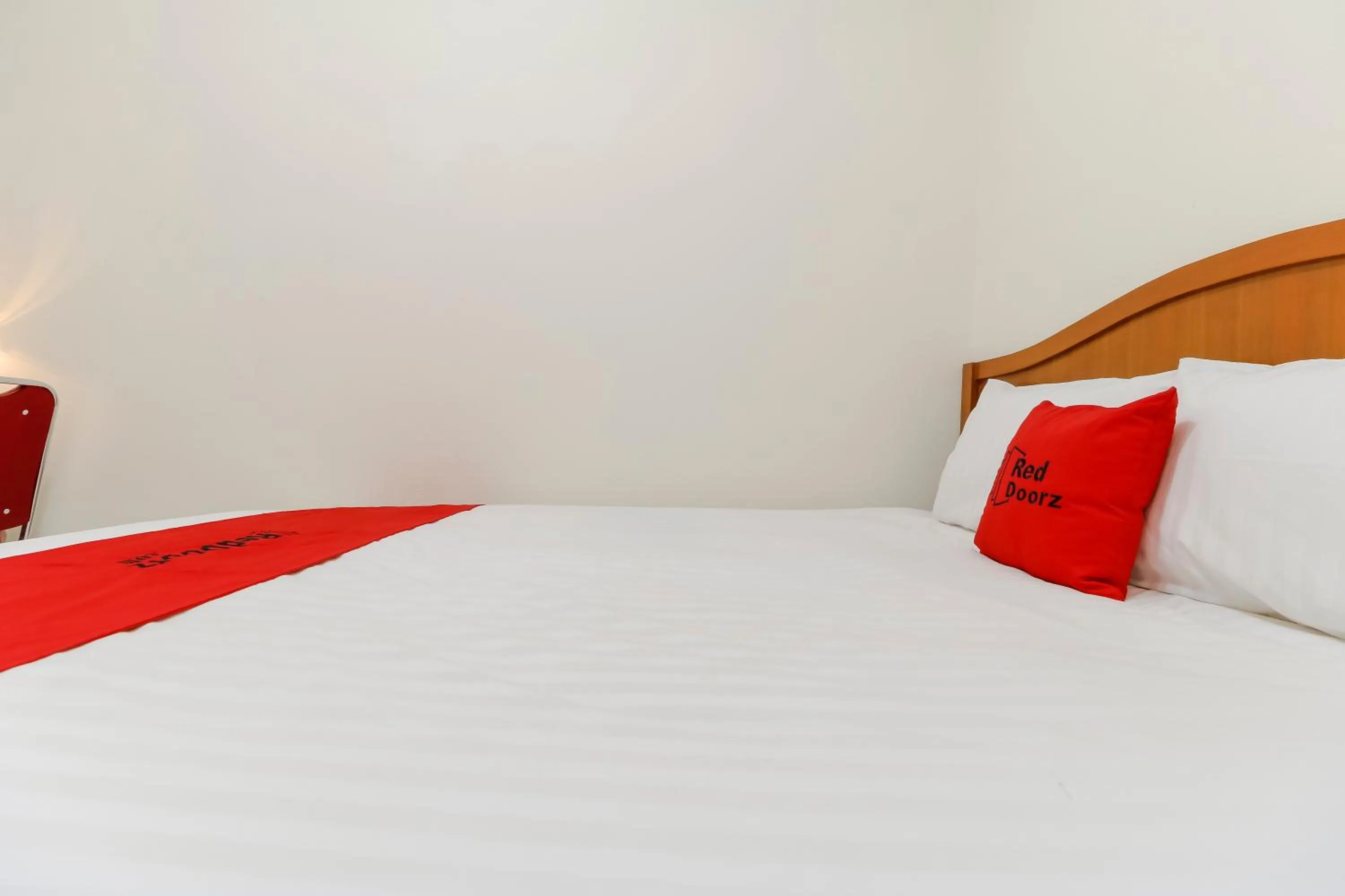 Bedroom, Bed in RedDoorz Plus near Ciputra World Kuningan 2