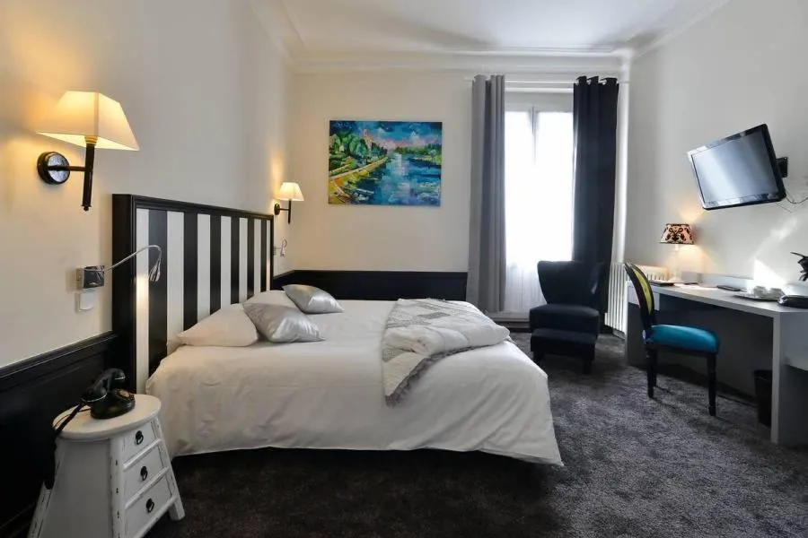 Bed in Hôtel De France