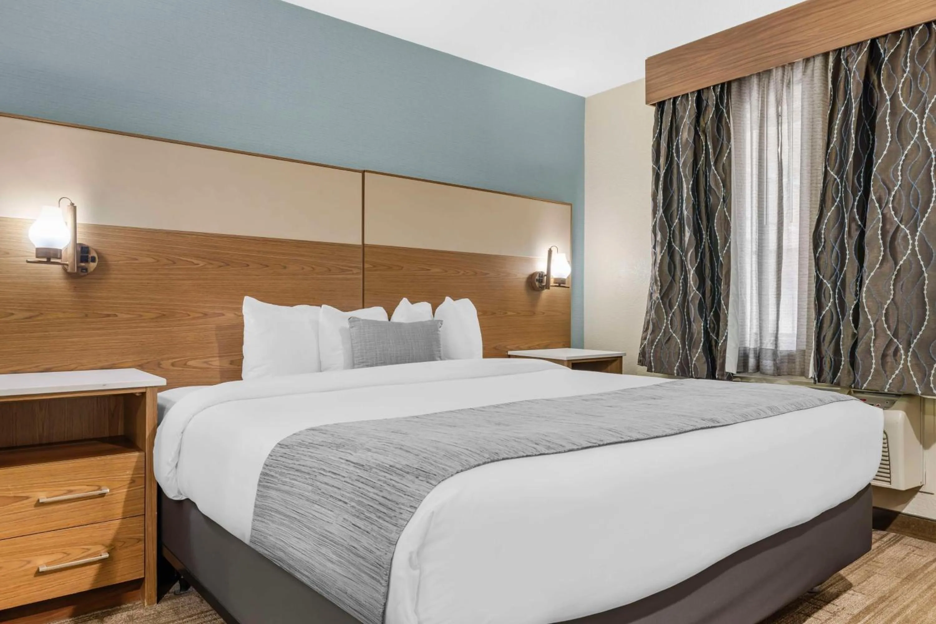 Bedroom, Bed in Best Western Carlsbad by the Sea