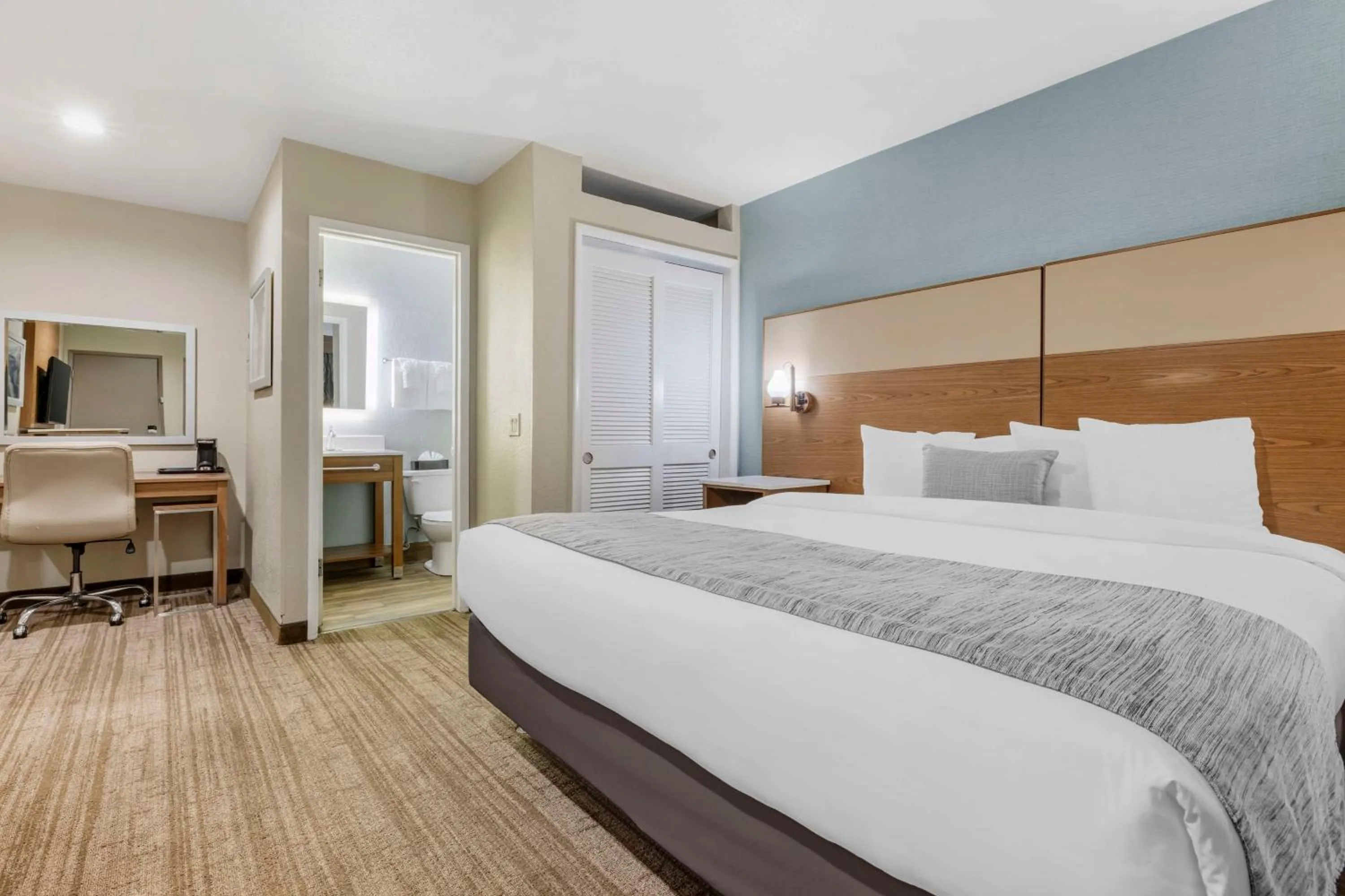 Bedroom, Bed in Best Western Carlsbad by the Sea