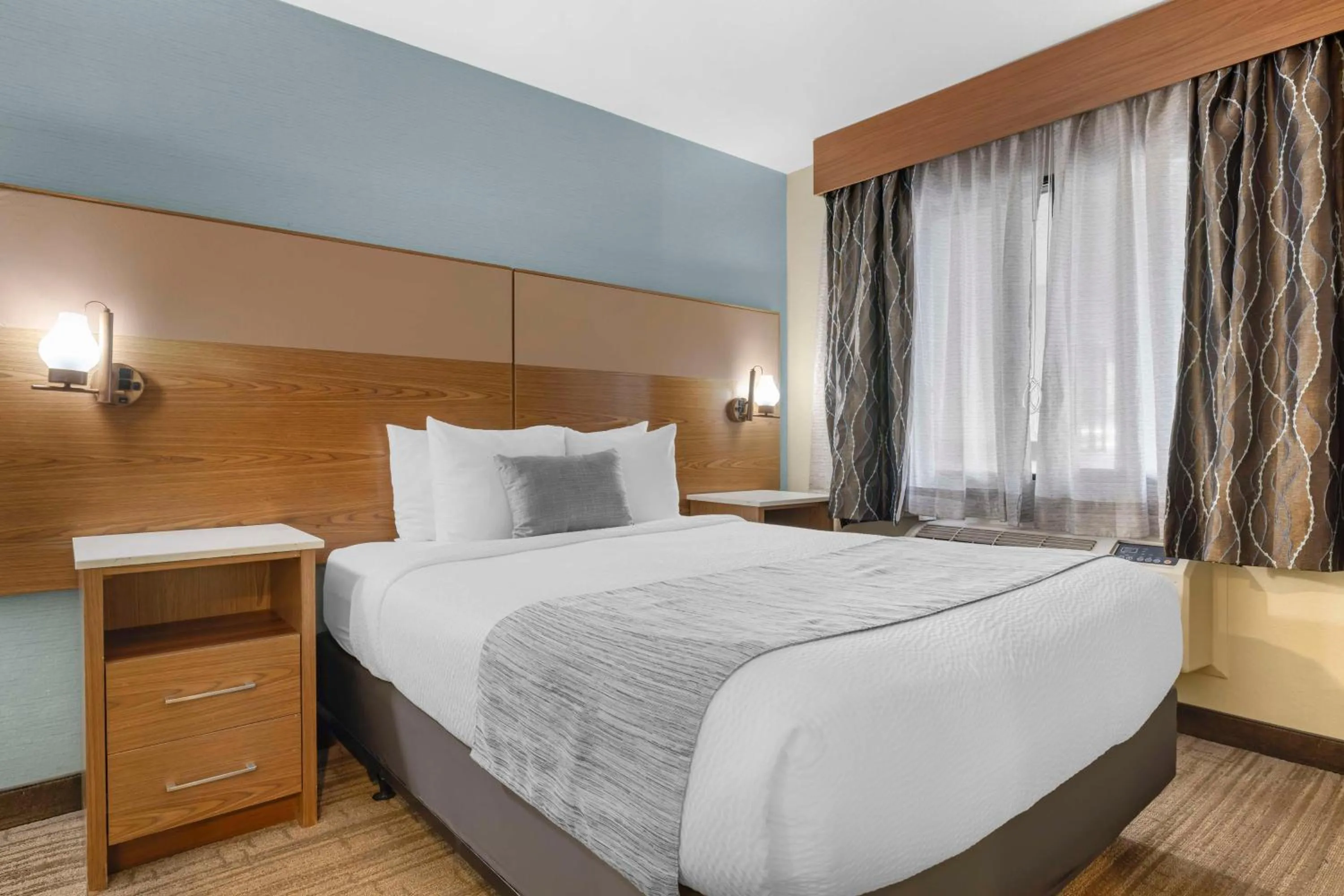 Bedroom, Bed in Best Western Carlsbad by the Sea