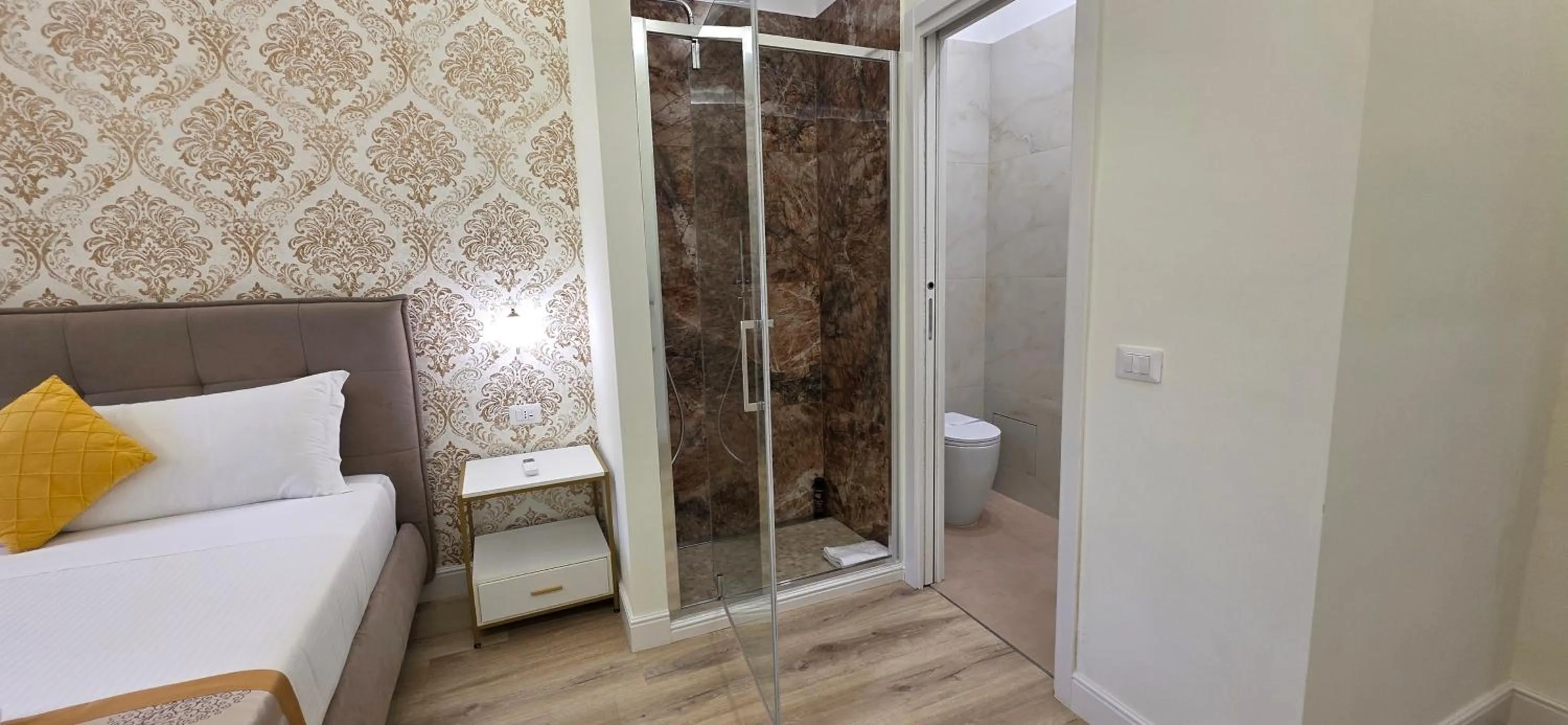 Shower, Bed in Rome Aparts