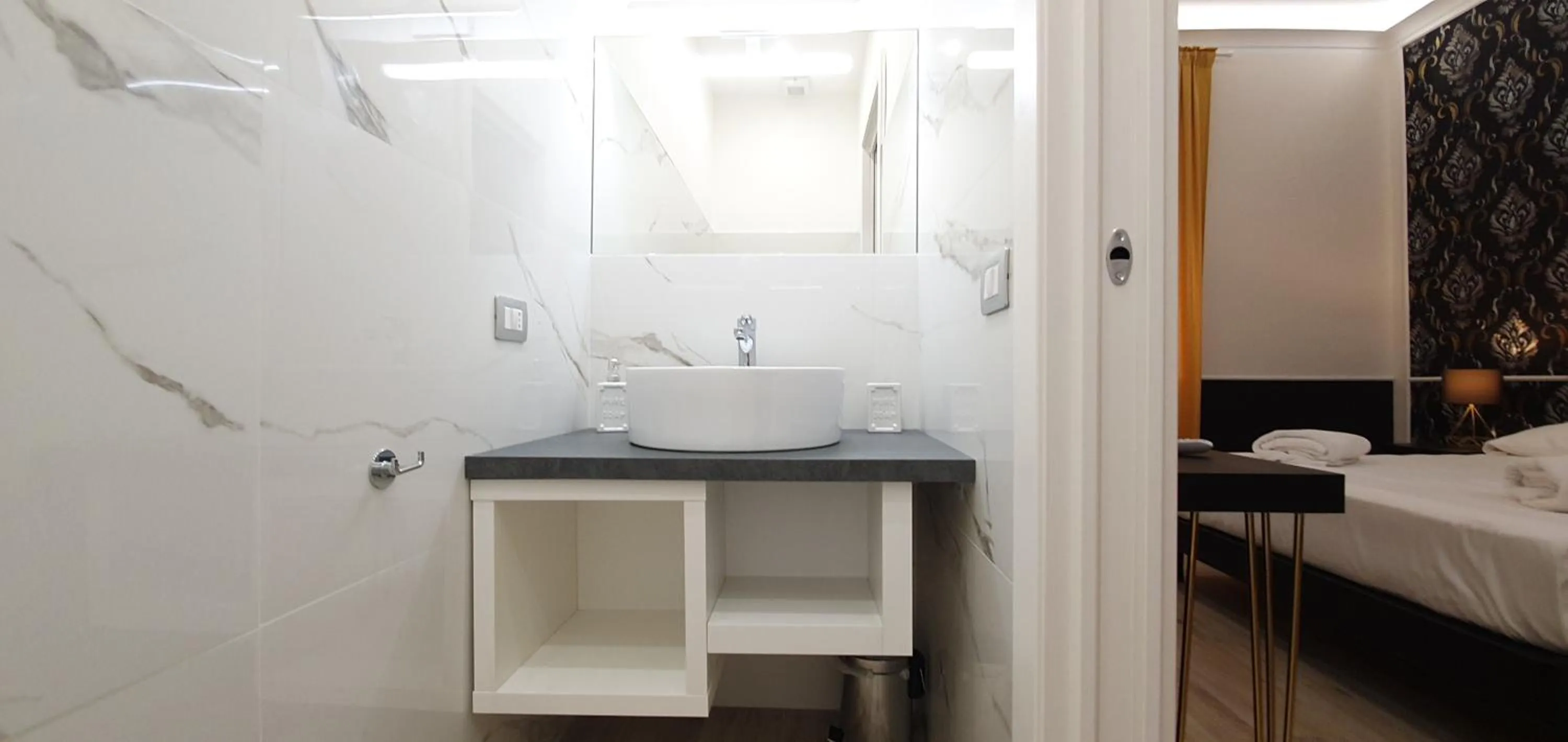 Bathroom, Bed in Rome Aparts