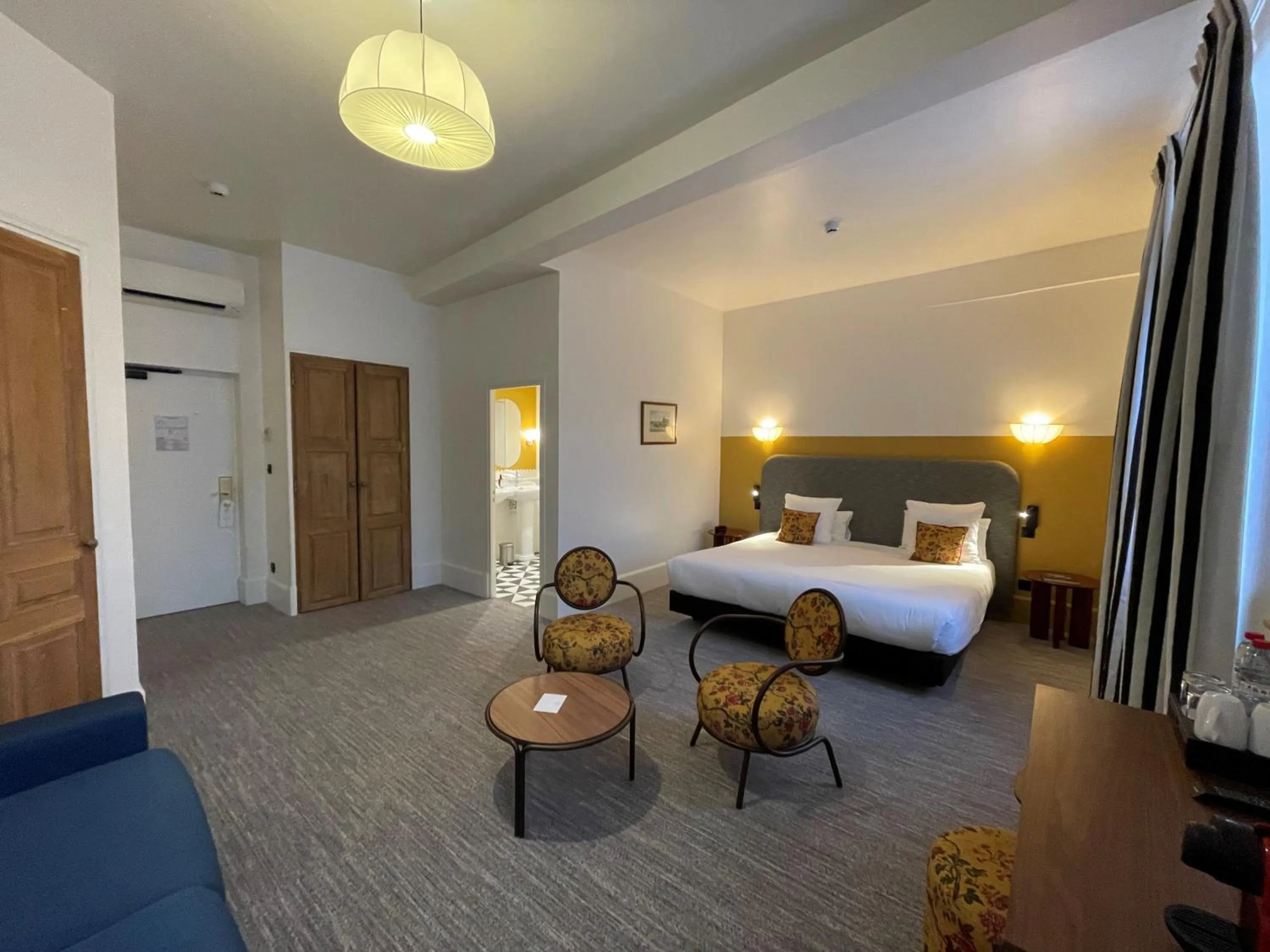 Bedroom, Bed in Hôtel de la Poste