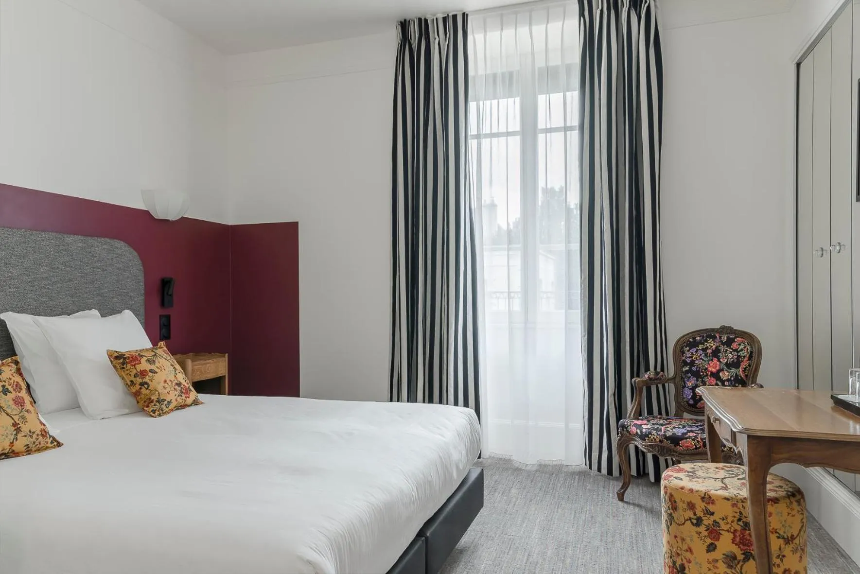 Bedroom, Bed in Hôtel de la Poste