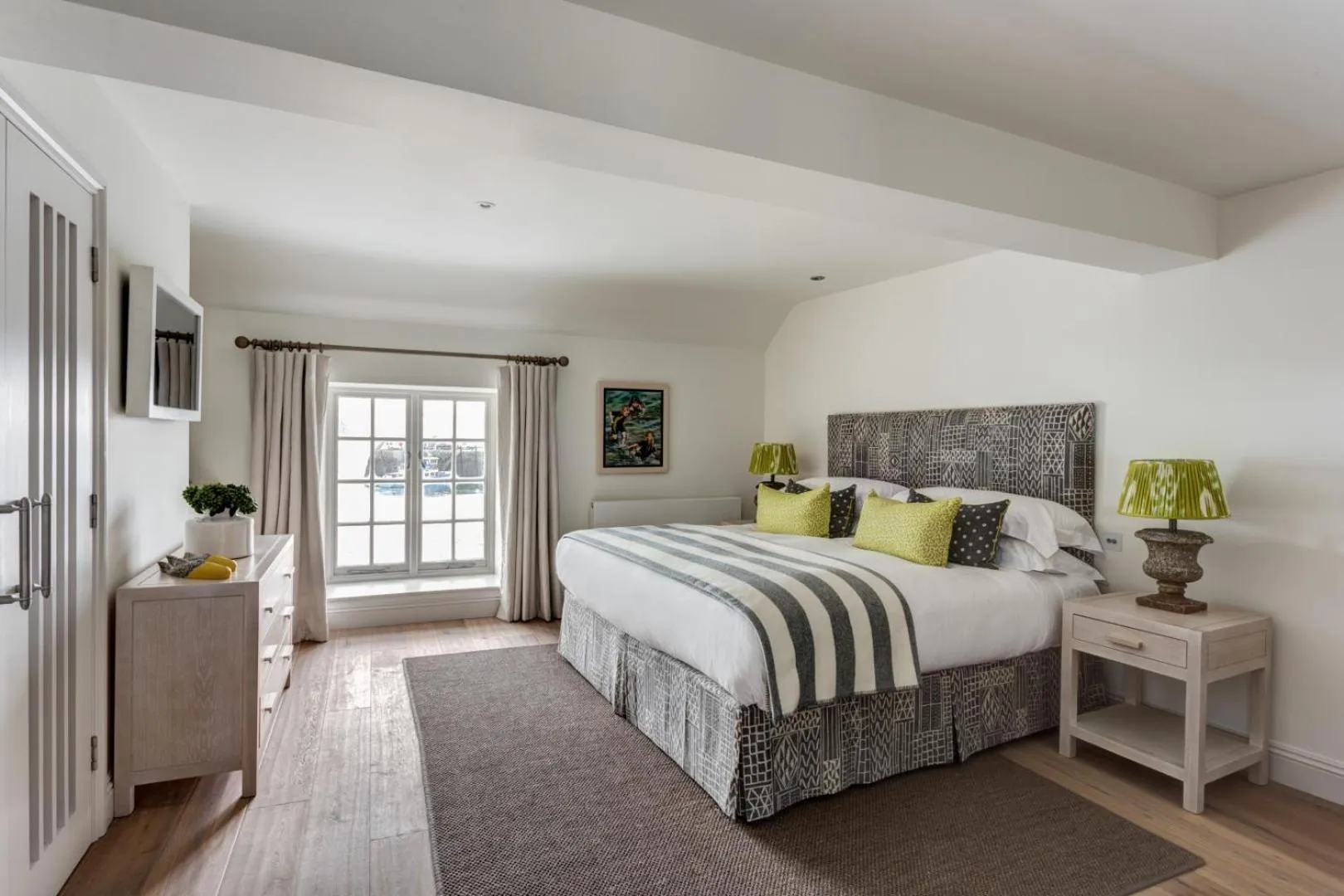 Photo of the whole room, Bed in The Idle Rocks