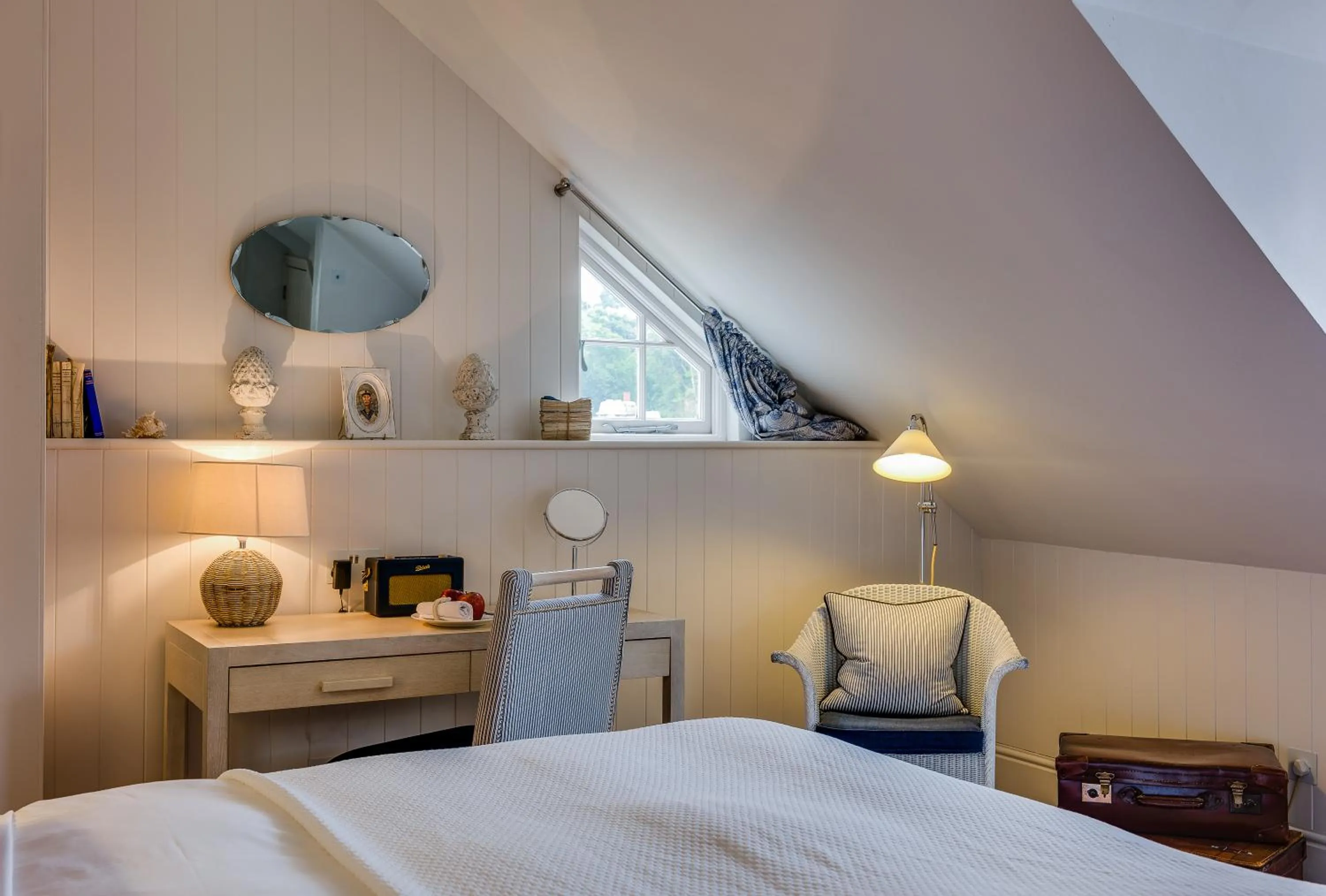 Seating area, Bed in The Idle Rocks