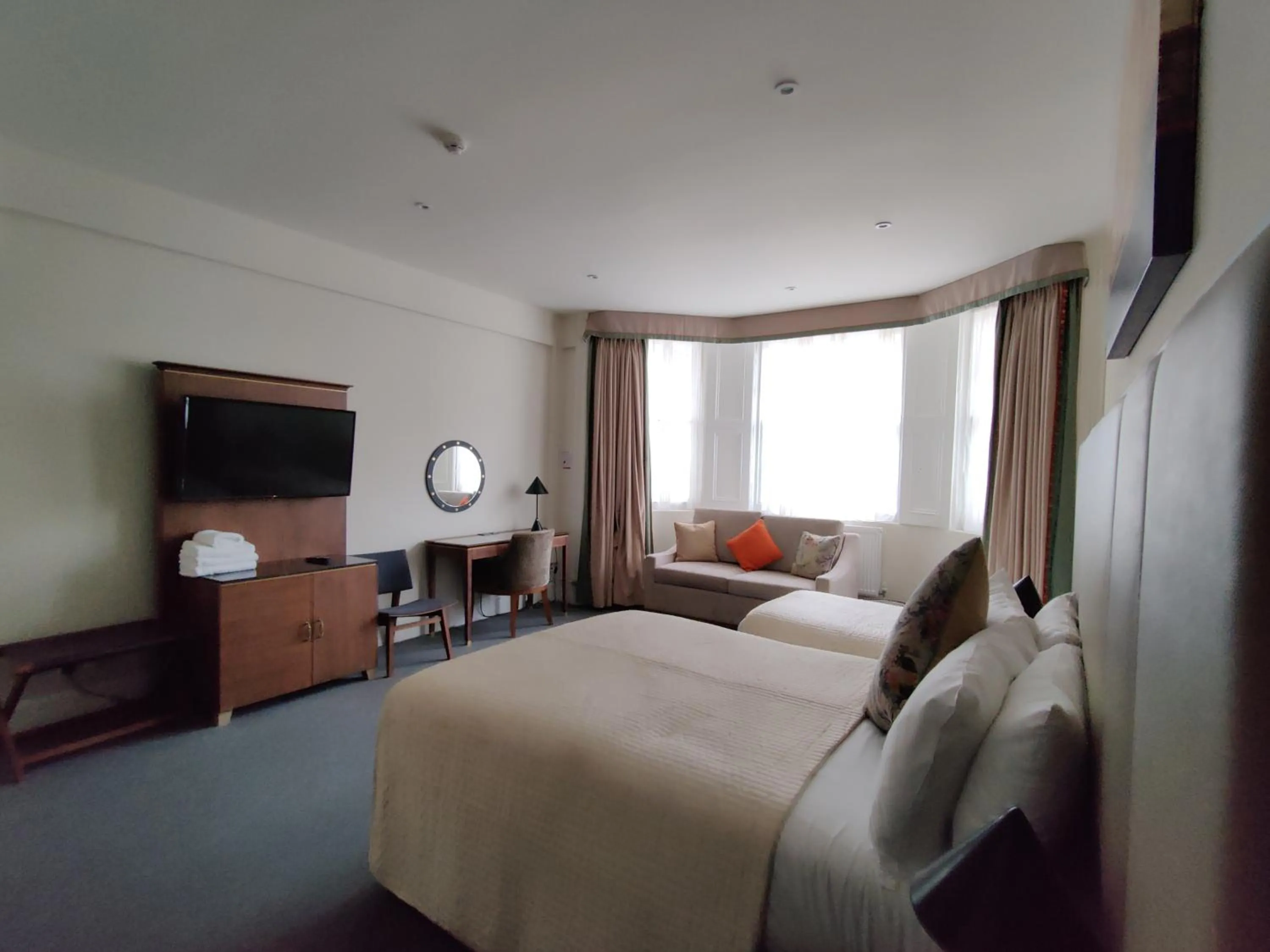 Bedroom, Bed in Blue Bells Hotel