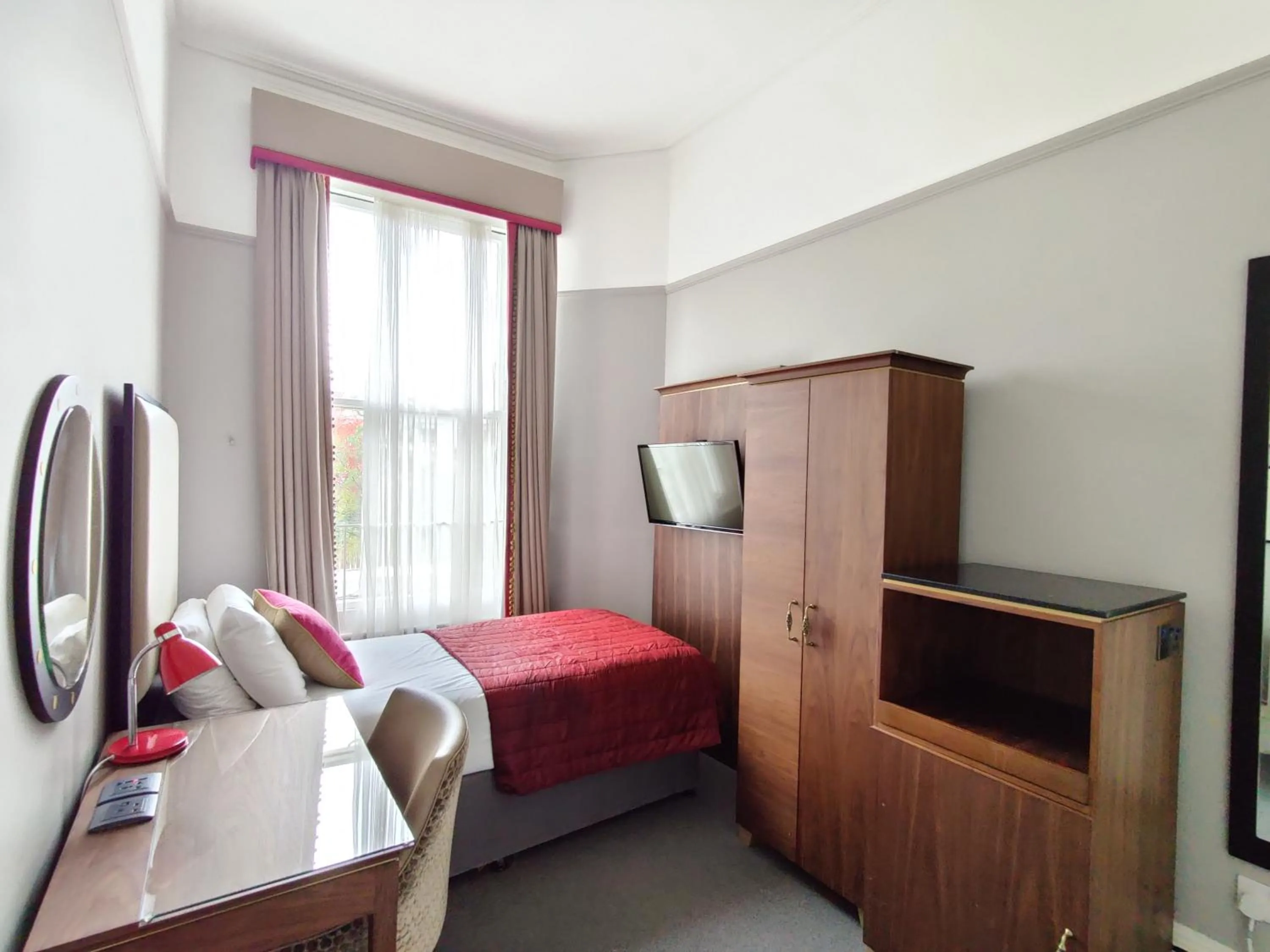 Photo of the whole room, Bed in Blue Bells Hotel