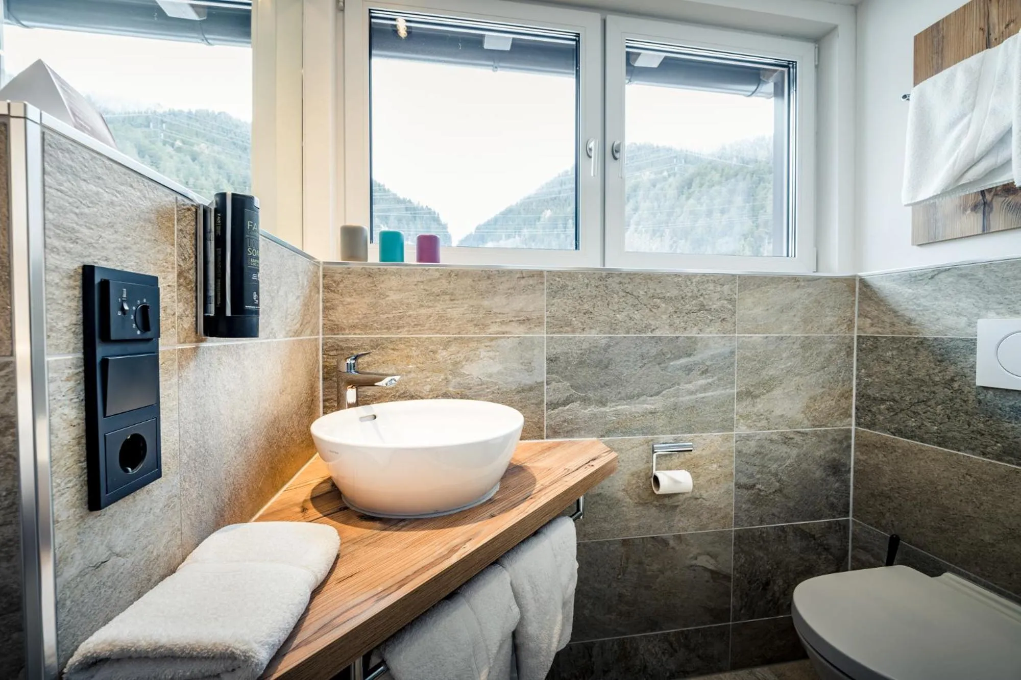 Bathroom in Pension der Steinbock - das 300 Jahre alte Bauernhaus - TIROL